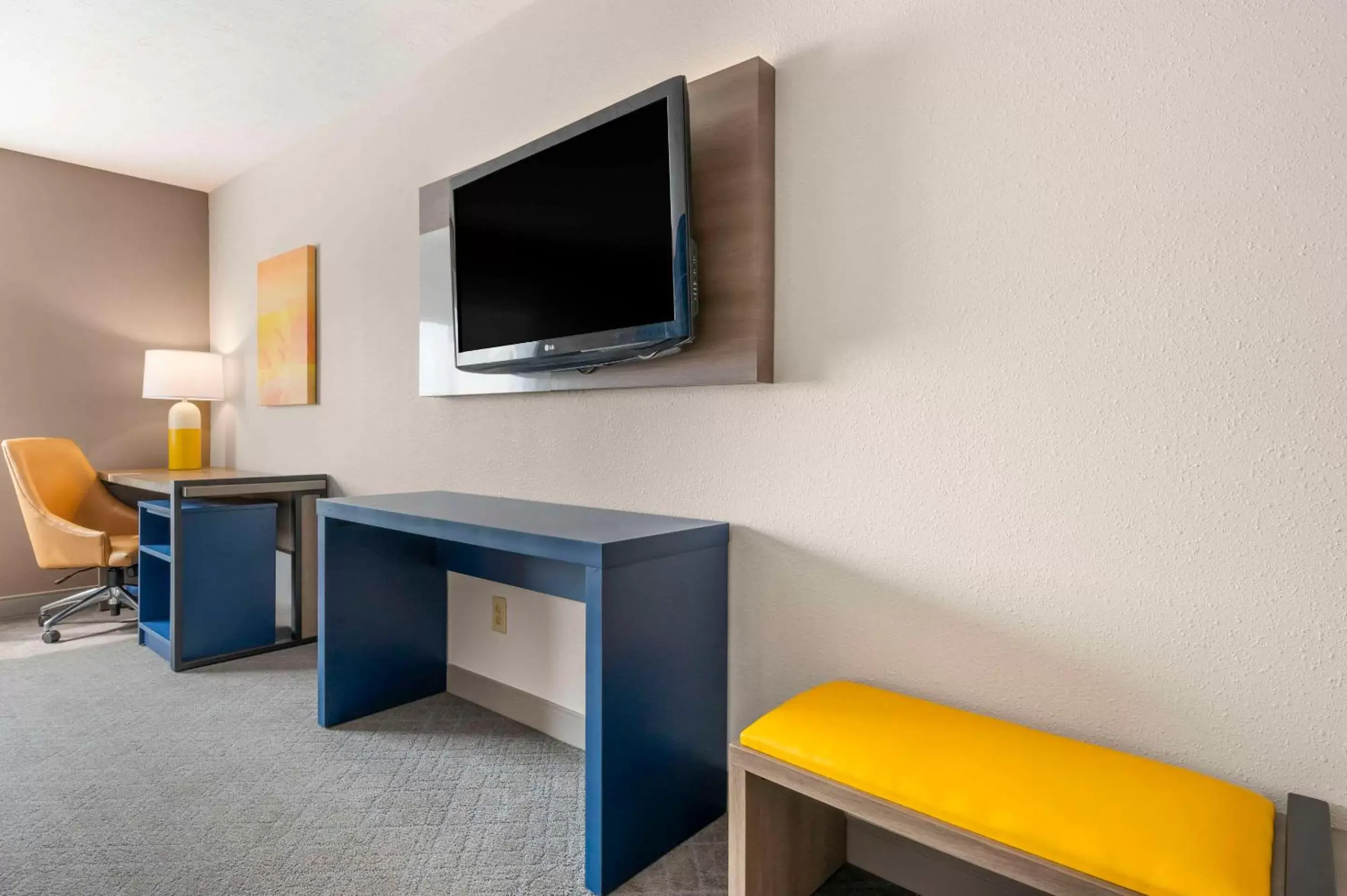 Bedroom, TV/Entertainment Center in Comfort Inn Near Indiana Premium Outlets