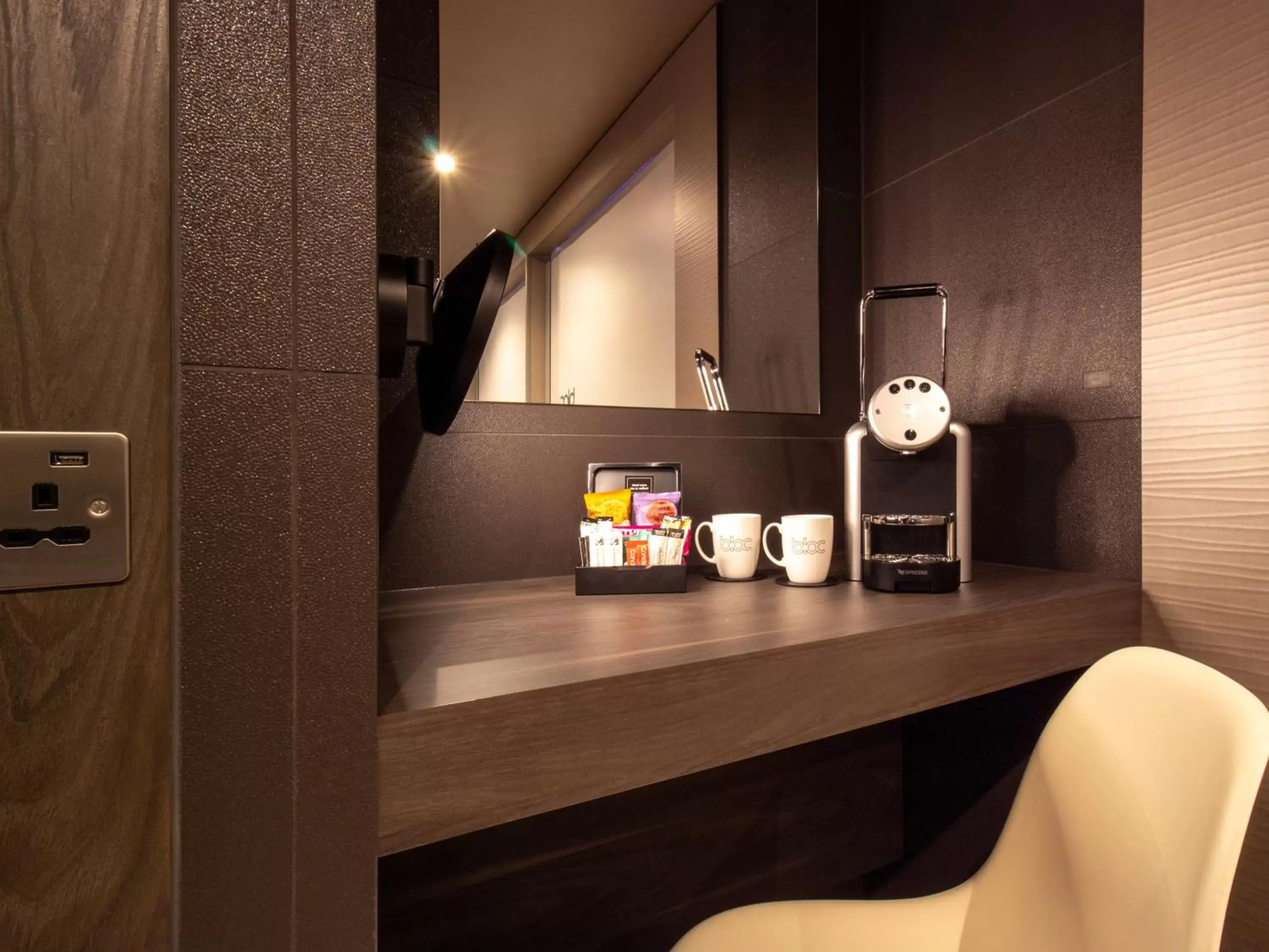 Coffee/tea facilities, Bathroom in Bloc Hotel London Gatwick Airport