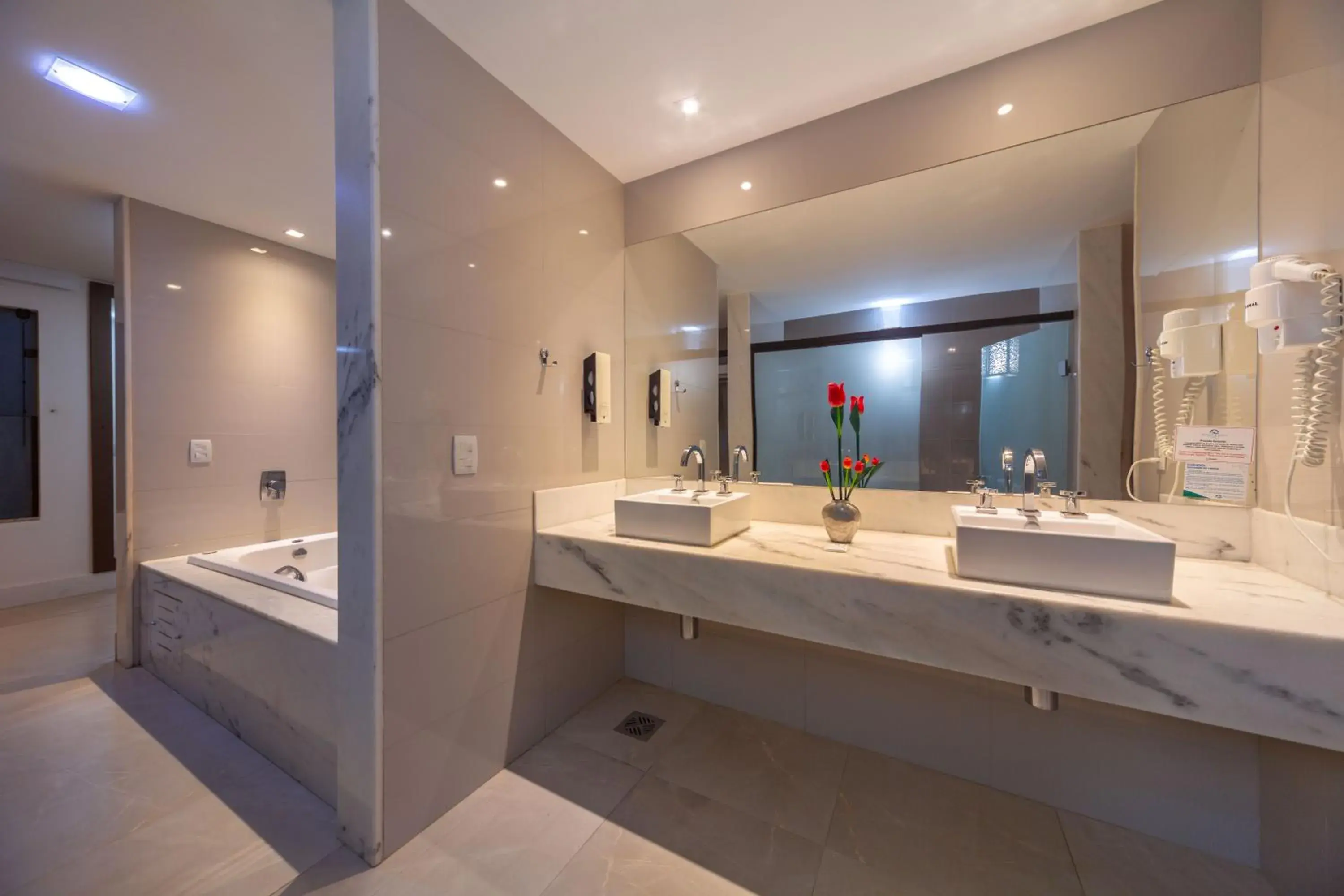 Bathroom in Transoceanico Praia Hotel