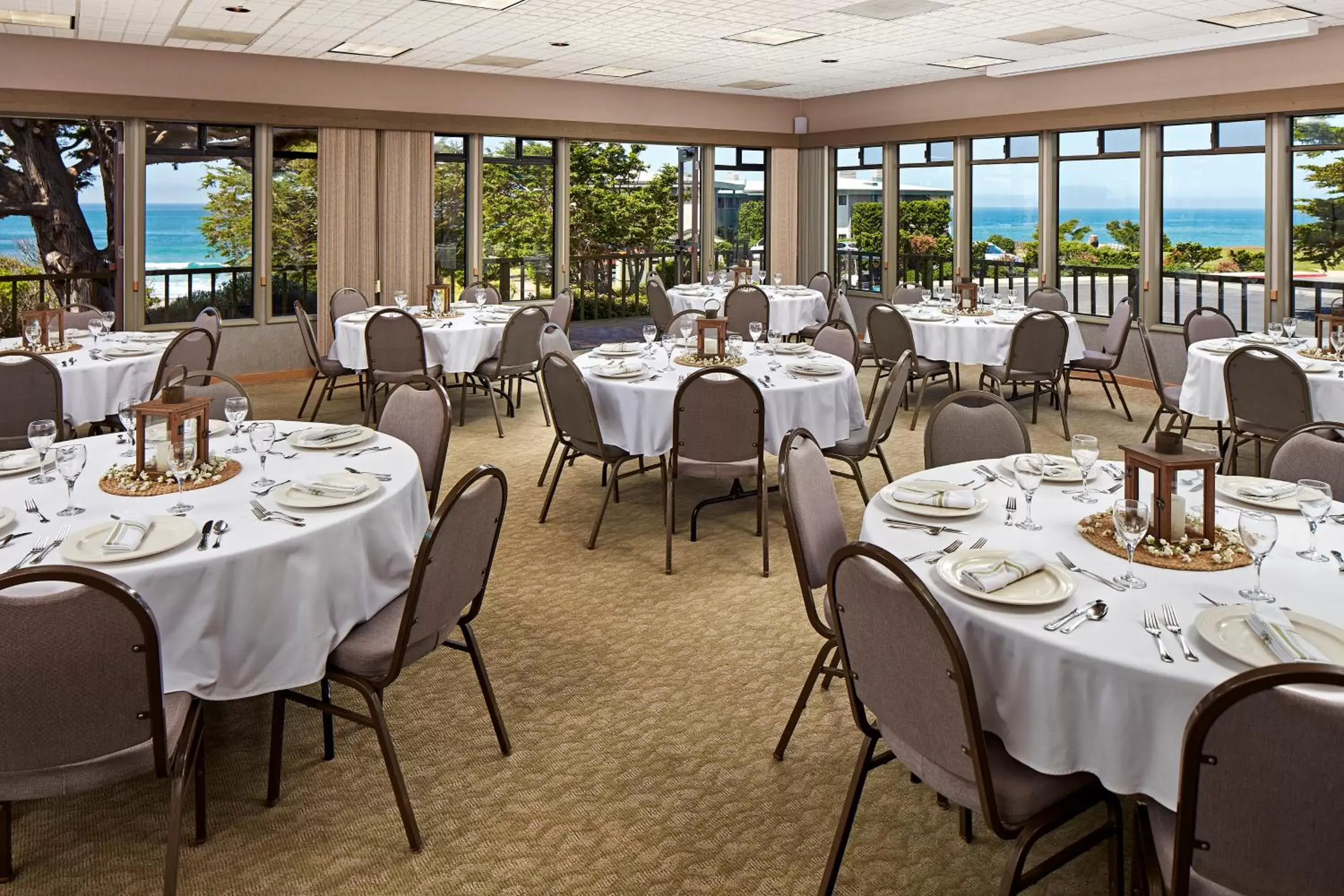 Banquet/Function facilities, Restaurant/Places to Eat in Cavalier Oceanfront Resort