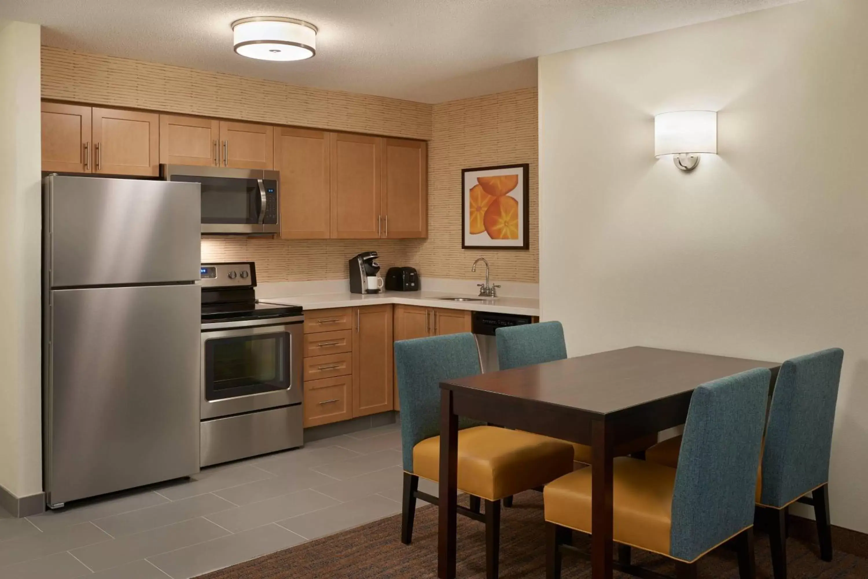 Bedroom, Kitchen/Kitchenette in Residence Inn by Marriott Toronto Airport