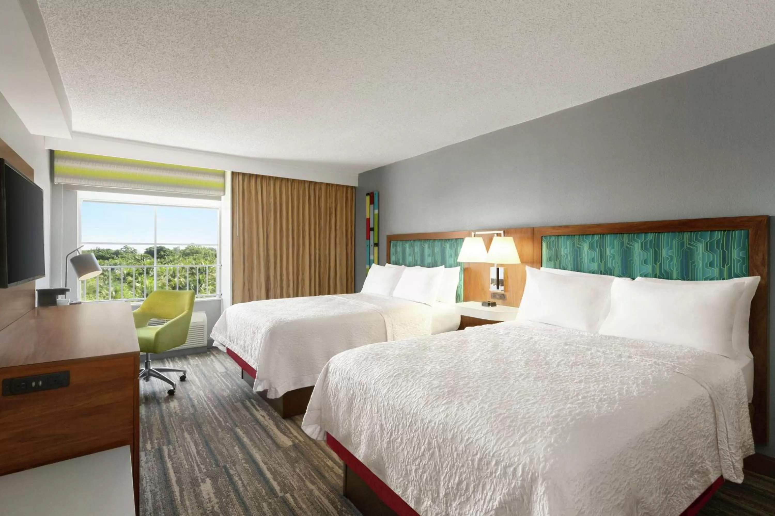 Bedroom, Bed in Hampton Inn & Suites Fort Lauderdale Airport