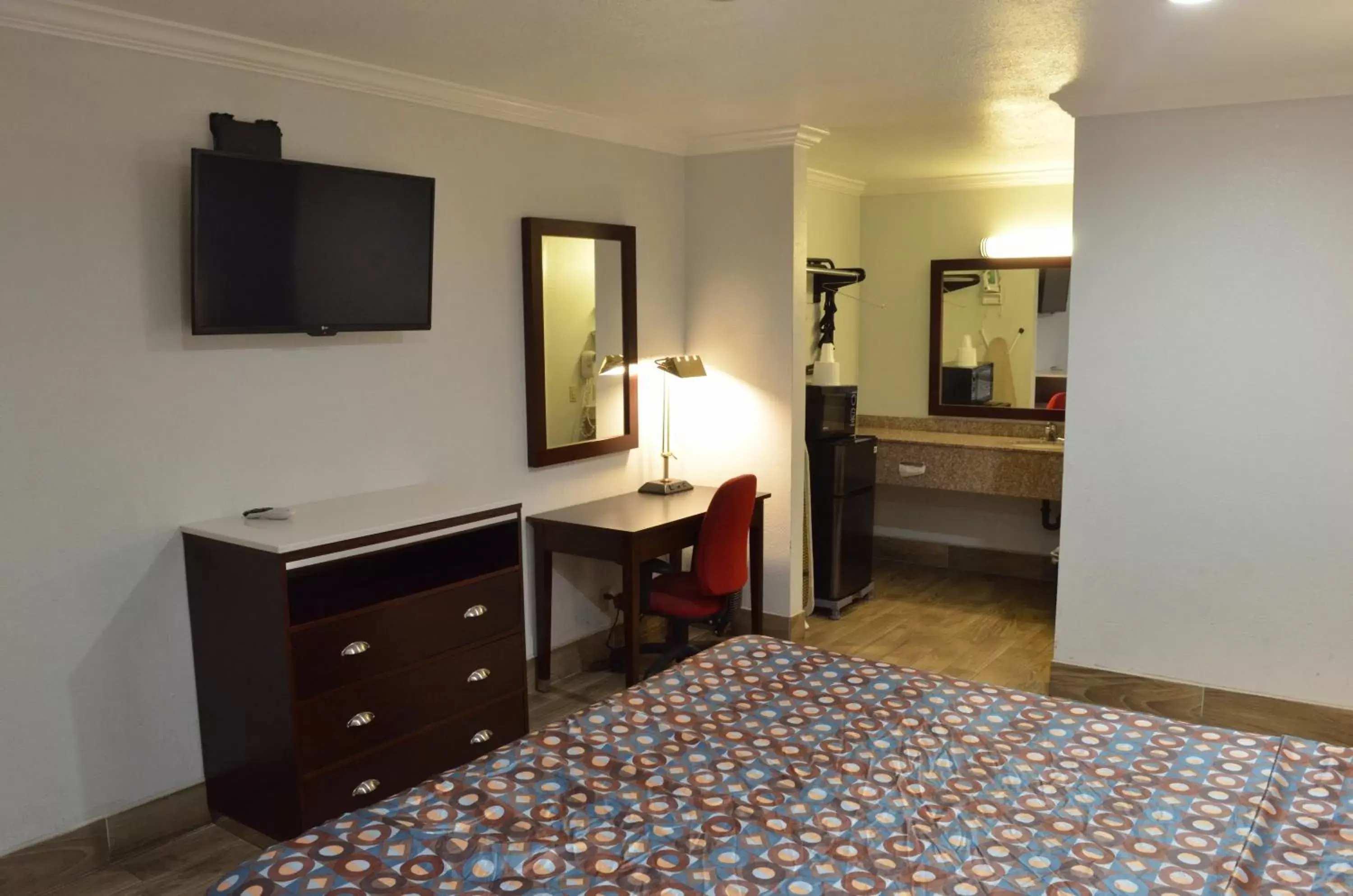 Photo of the whole room, TV/Entertainment Center in Welcome Inn Corona