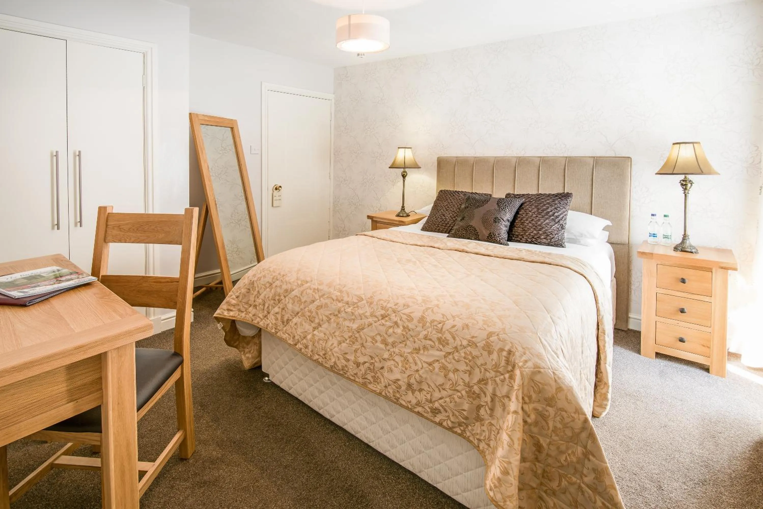 Bedroom, Bed in Queenshead Hotel Kelso