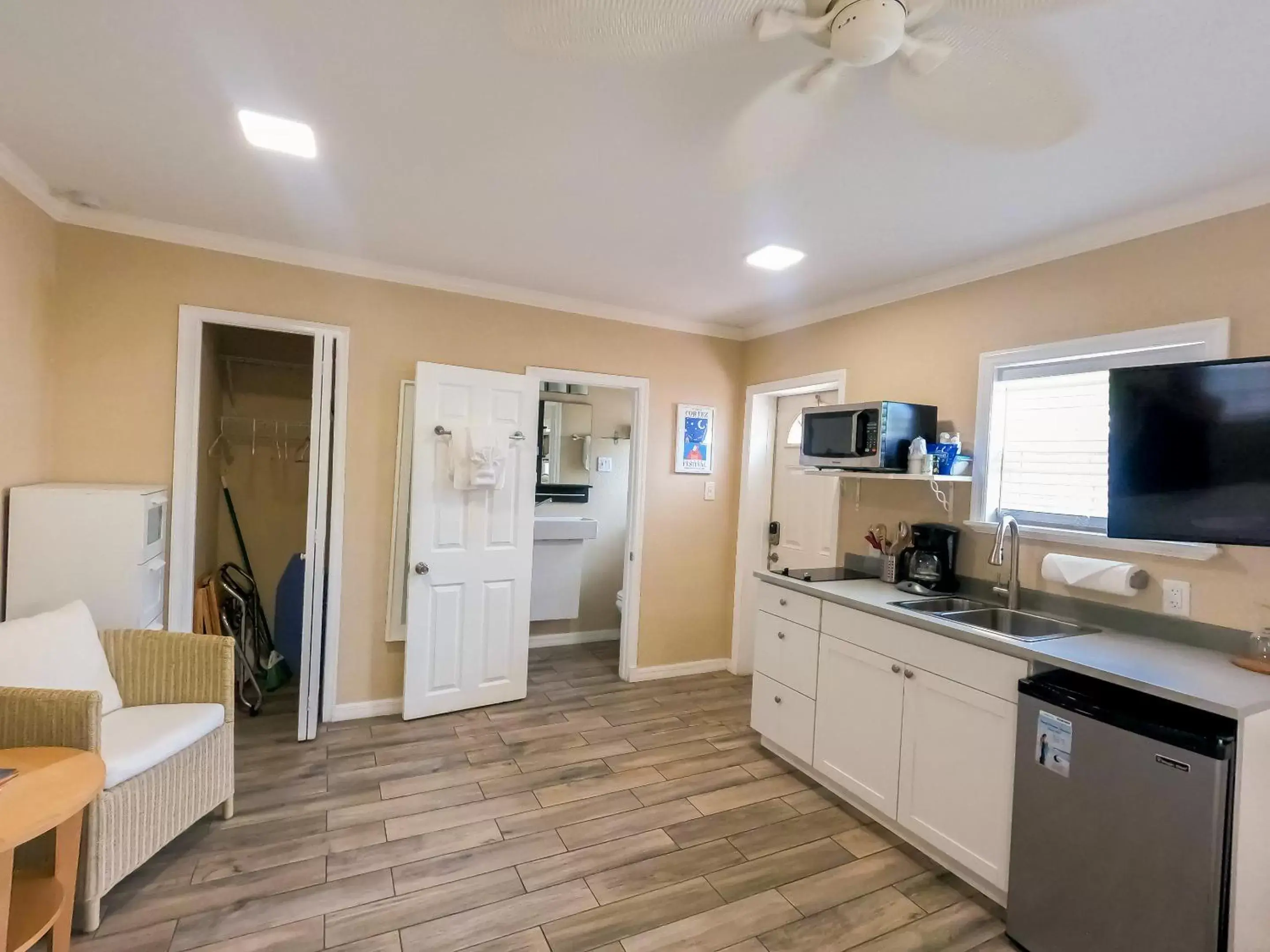 Kitchen/Kitchenette in Haley's at Anna Maria Island Inn