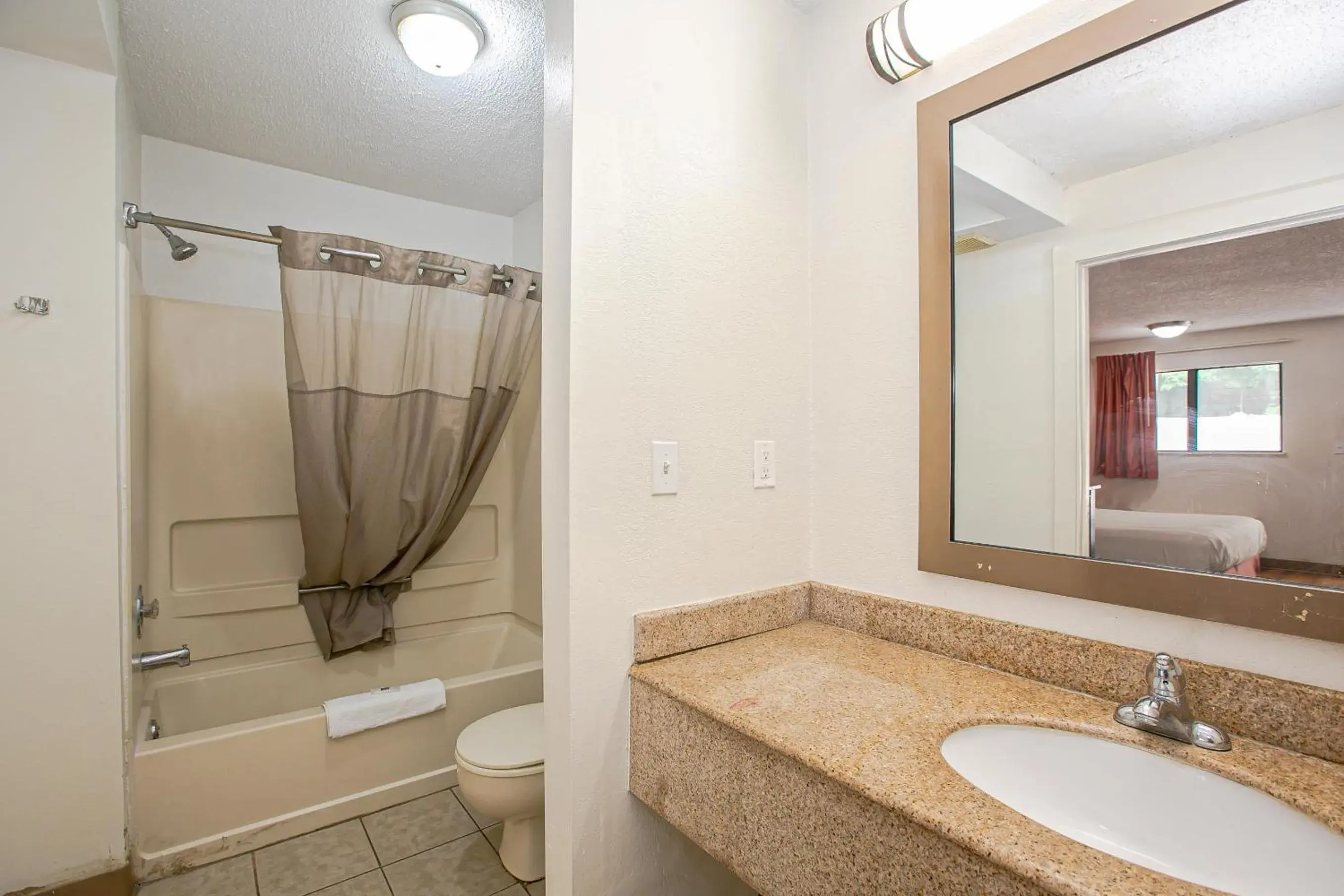 King Room with Spa Bath - Smoking in Motel 6-Dayton, OH - Englewood King Room with Spa Bath - Smoking in Motel 6-Dayton, OH - Englewood
