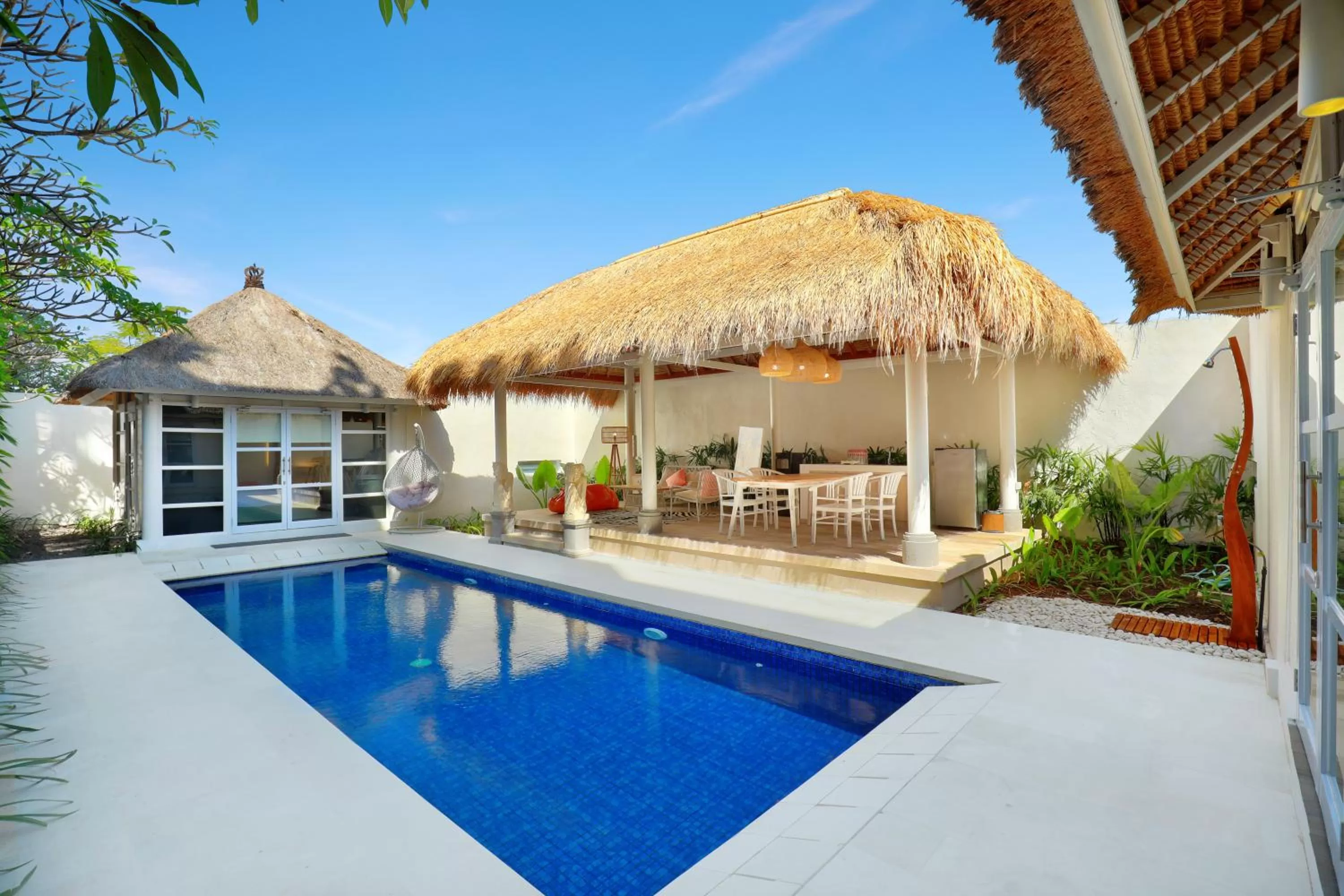 Swimming pool in HARRIS Hotel & Residences Sunset Road