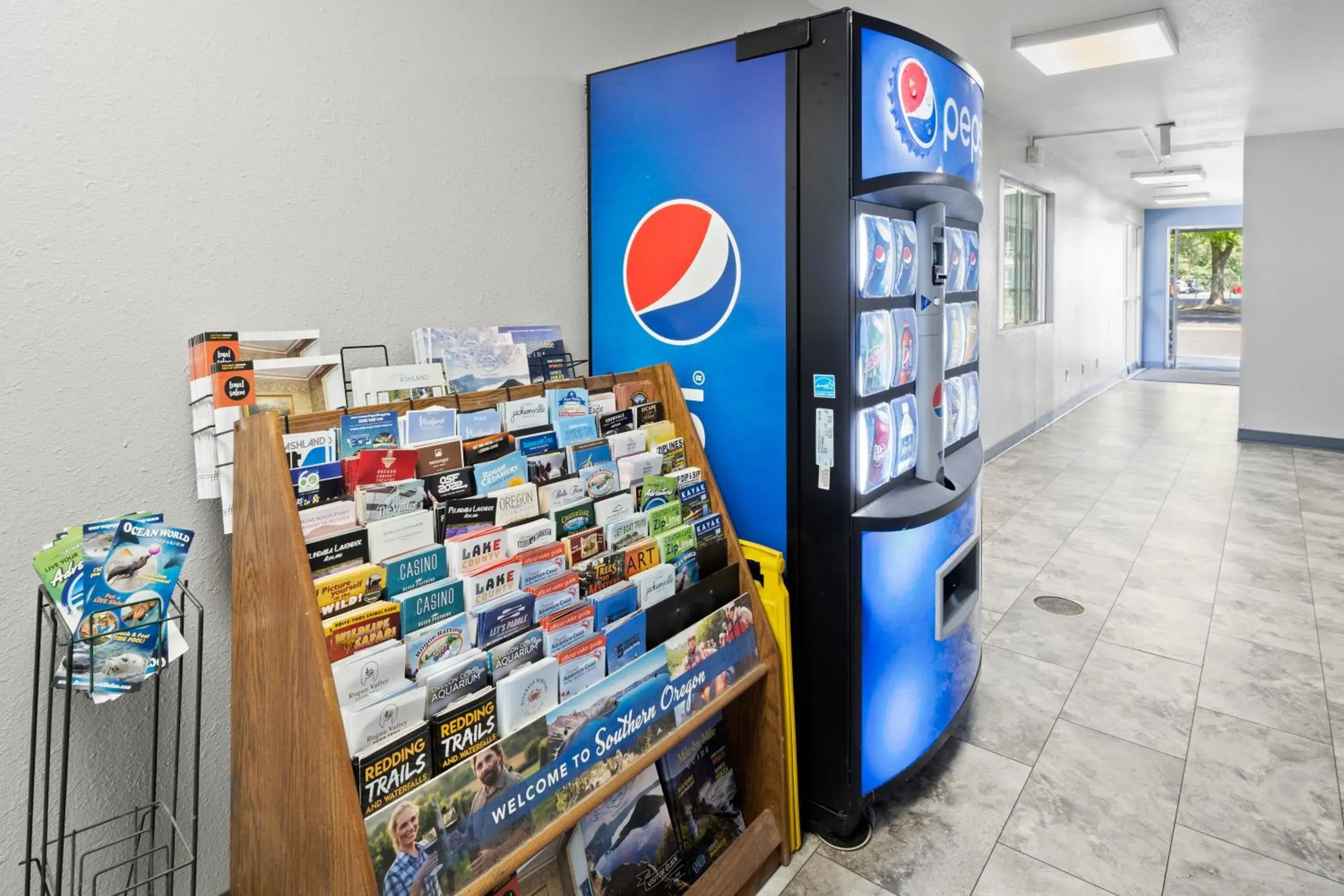 vending machine, Supermarket/Shops in Travelers Inn Medford I-5