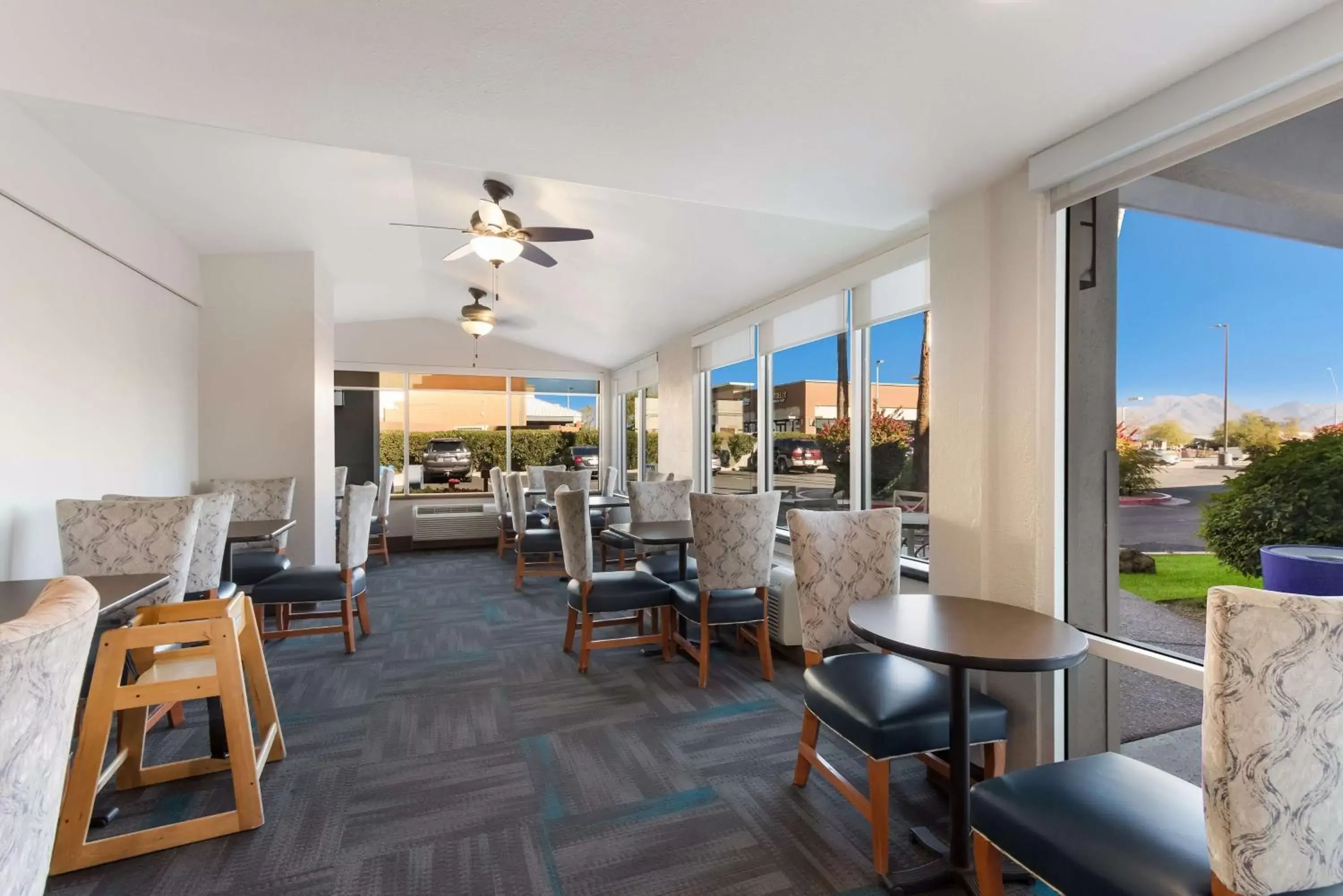 Restaurant/places to eat in SureStay Plus Hotel by Best Western Scottsdale North