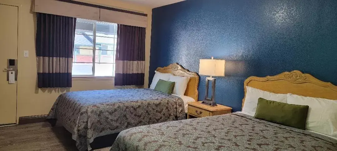 Photo of the whole room, Bed in Lakeview Inn