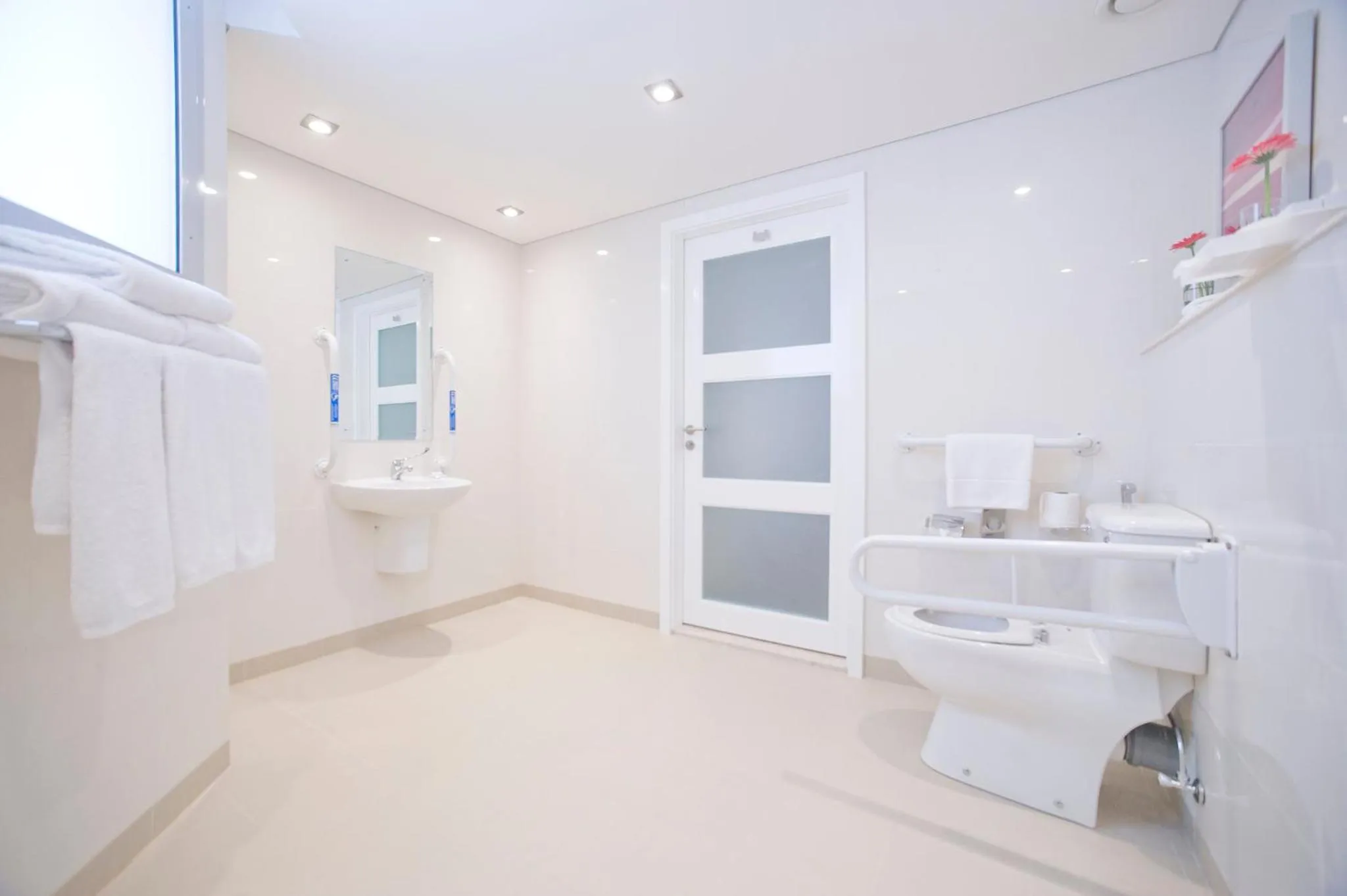 Photo of the whole room in Holiday Inn Muscat AlSeeb by IHG