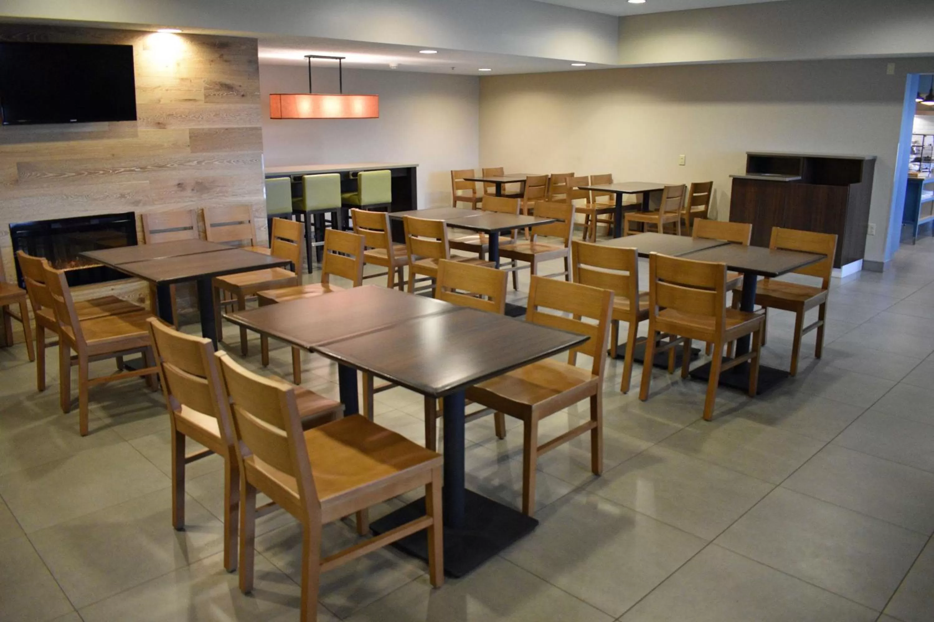 Restaurant/Places to Eat in Country Inn & Suites by Radisson, Northwood, IA