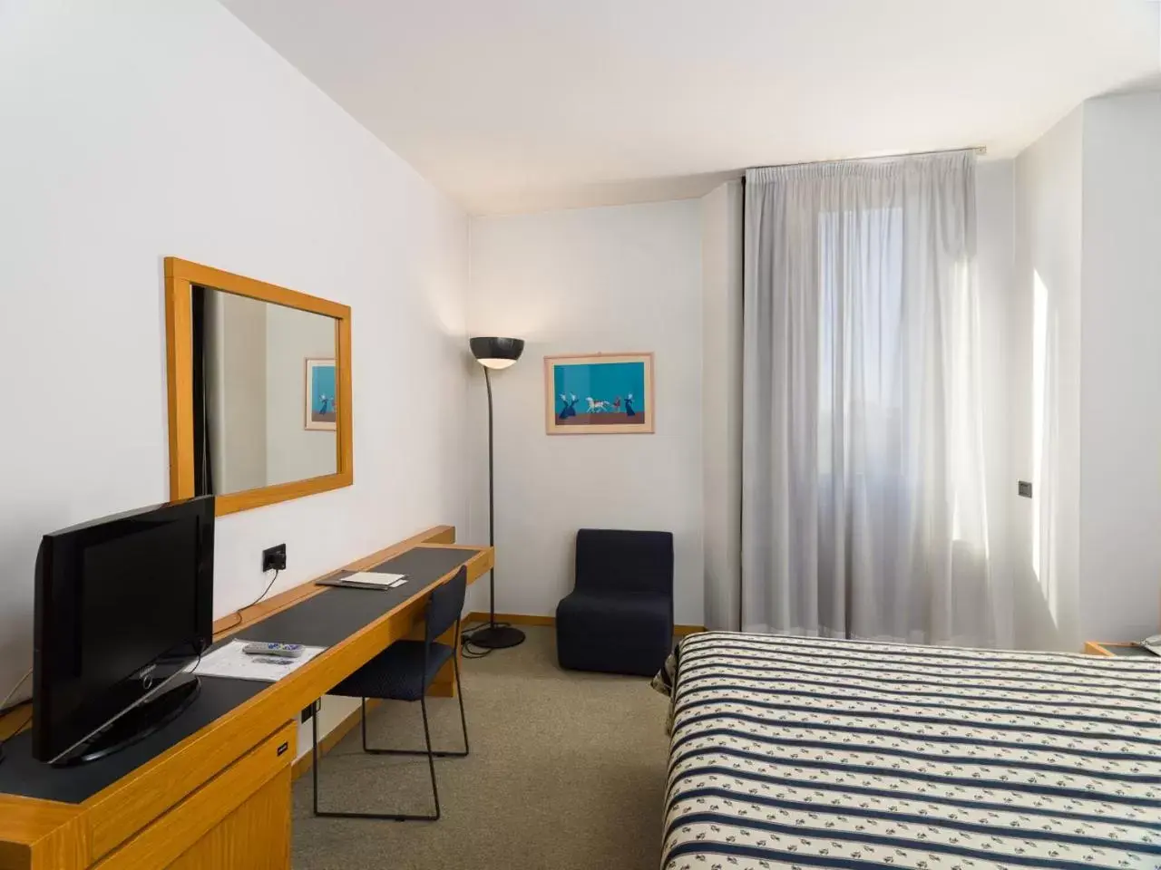 Bedroom, TV/Entertainment Center in Grand Hotel Tiziano E Dei Congressi