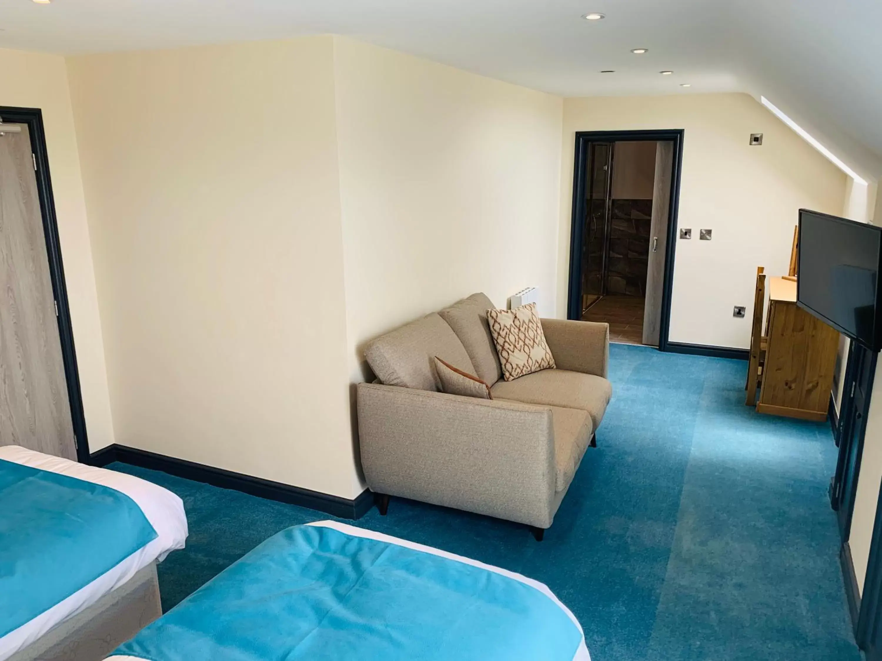 Bedroom, Seating Area in Barmouth Beach Club