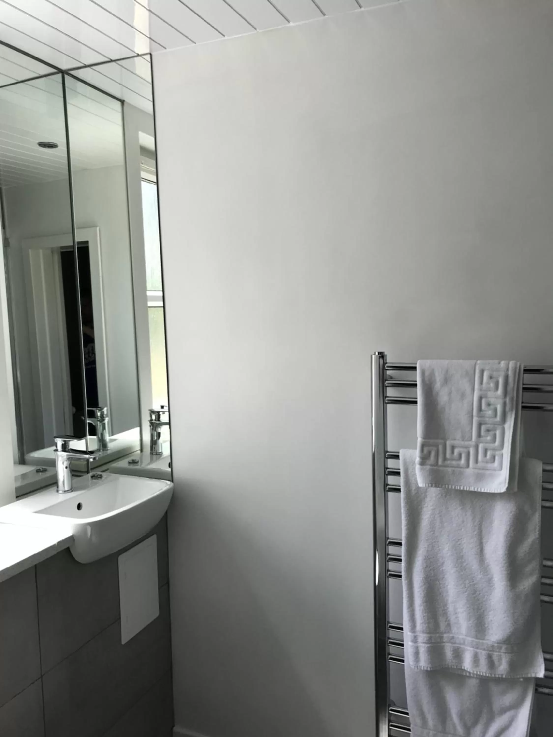 Bathroom in Ravenswood Guest House