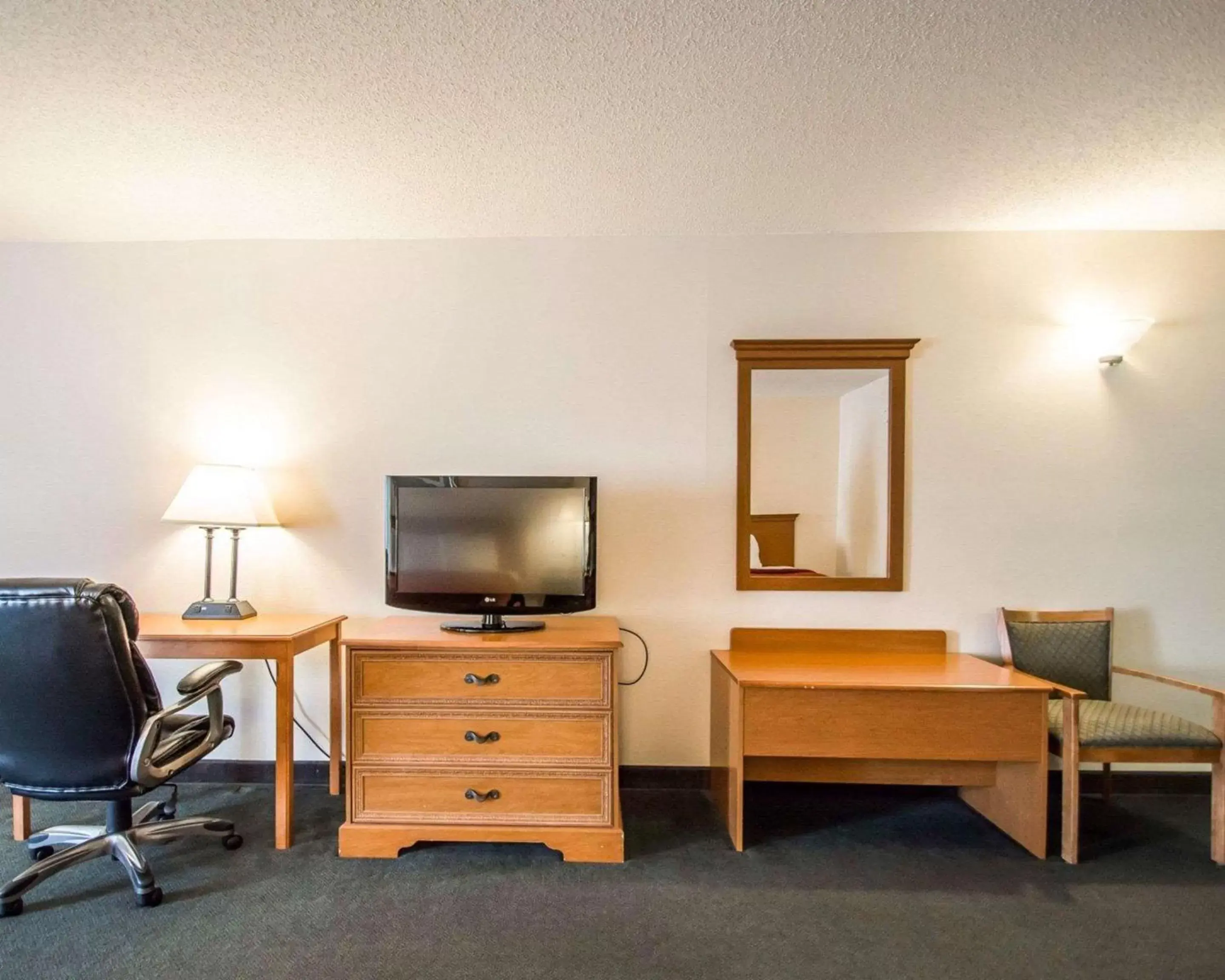 Photo of the whole room, TV/Entertainment Center in Quality Inn Gainesville I-75