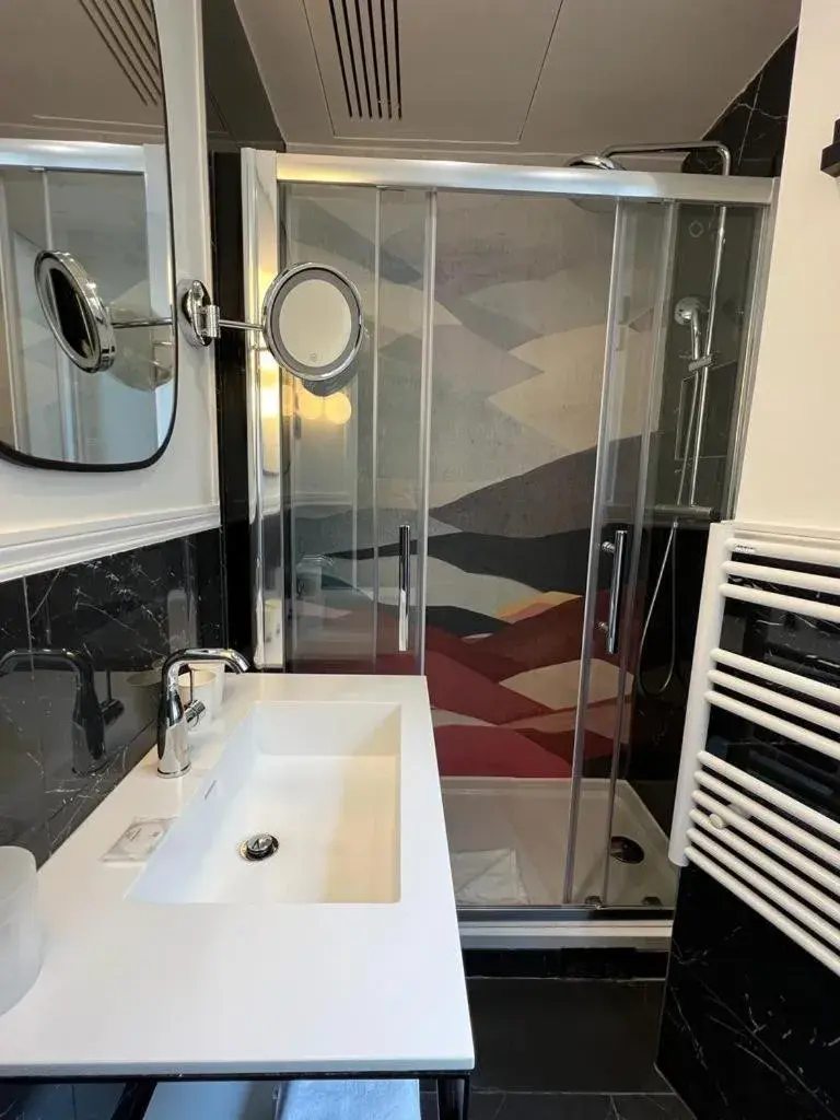 Shower, Bathroom in Hotel Elysa-Luxembourg
