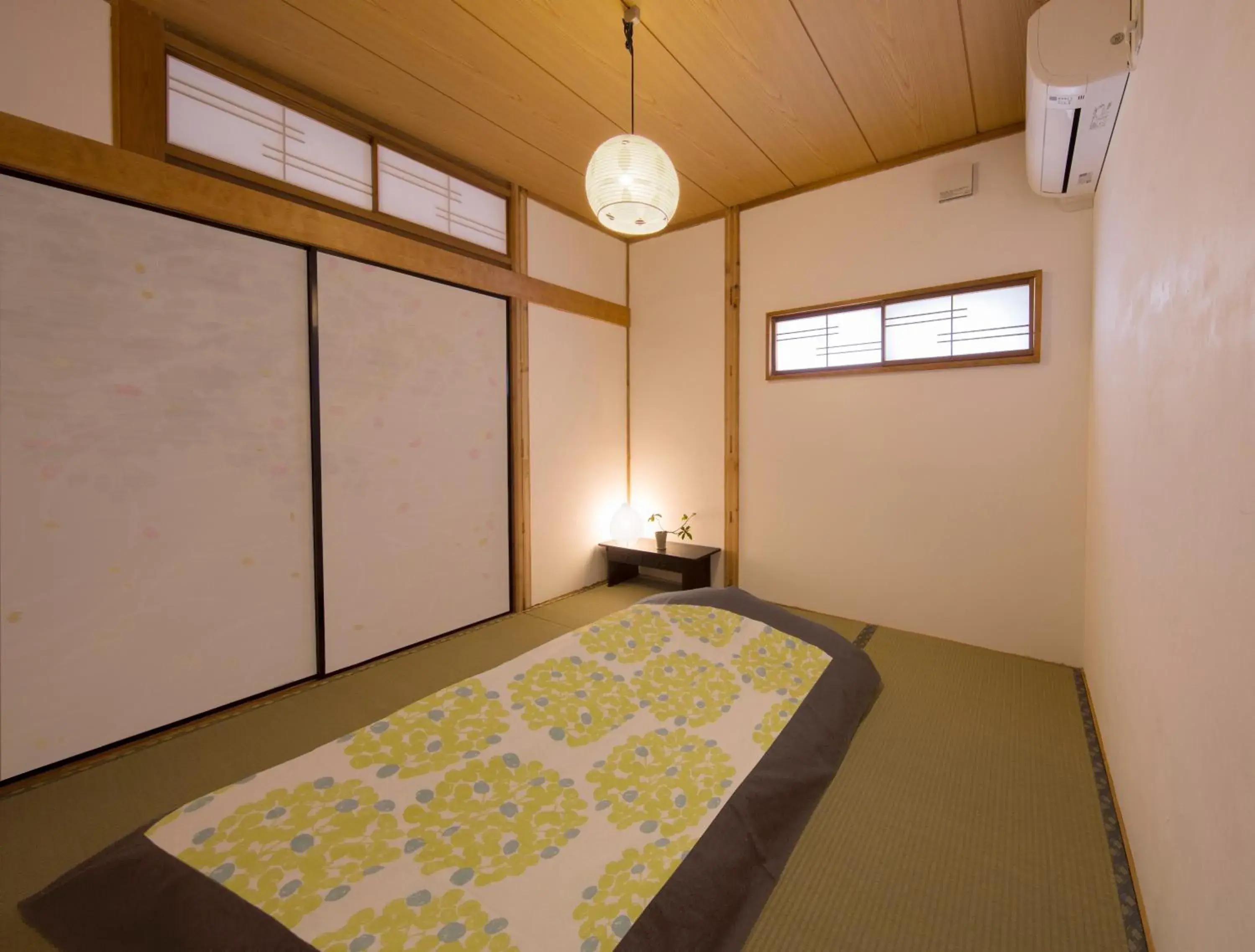 Bed in Sheena To Ippei Bed in Sheena To Ippei