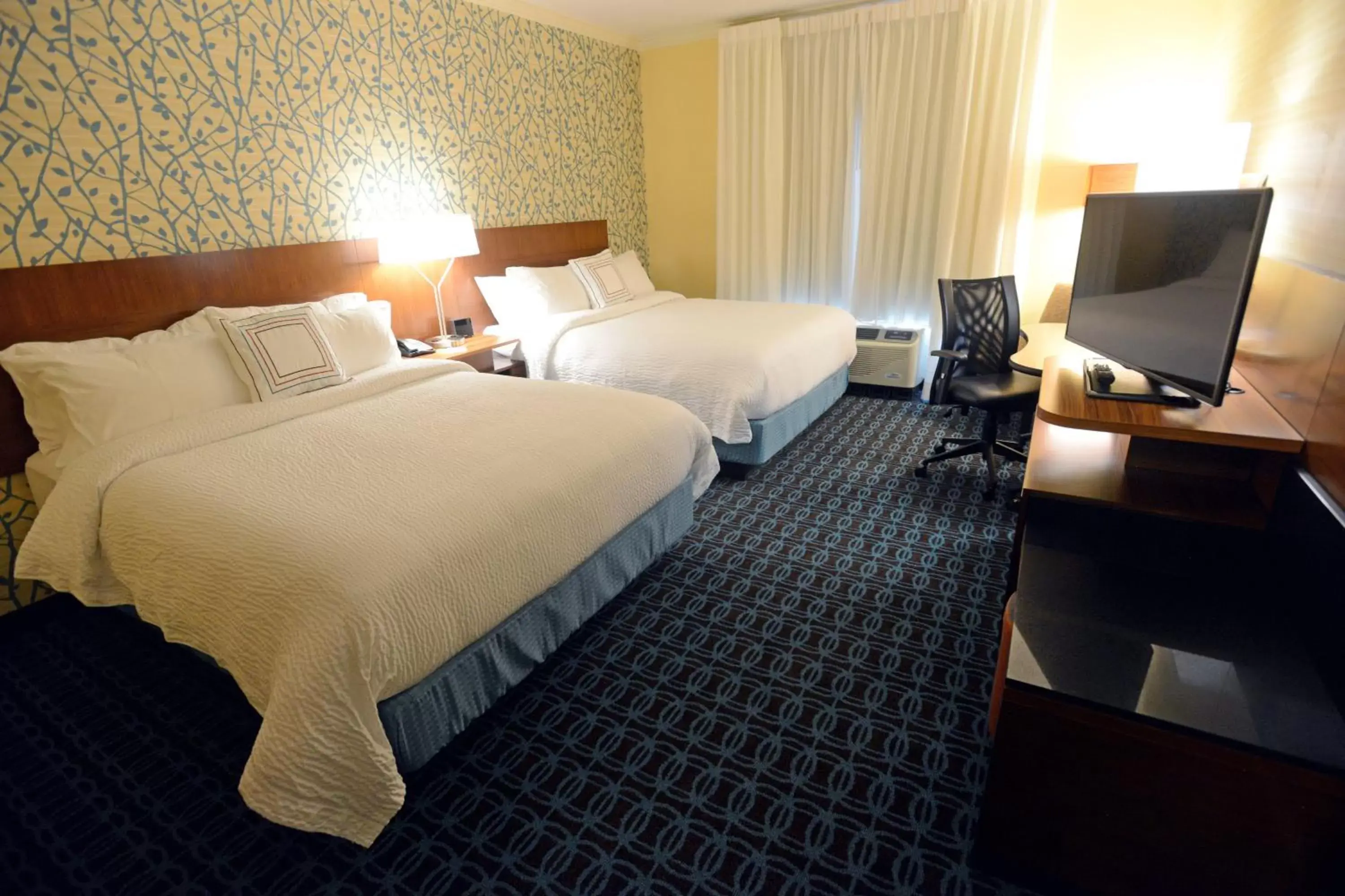 Photo of the whole room, Bed in Fairfield Inn & Suites by Marriott Bowling Green