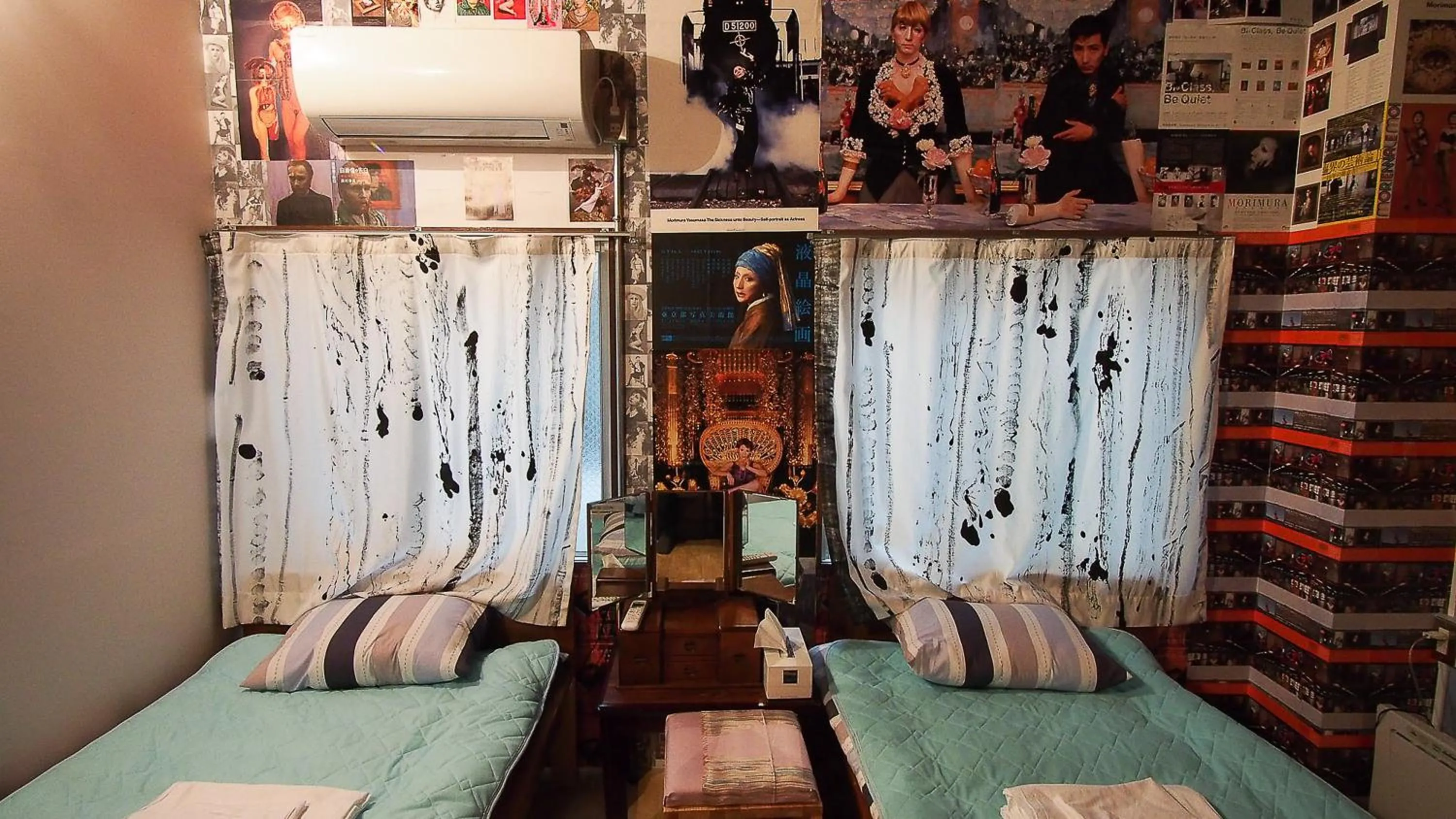 Bed in Kamagasaki University of the Arts Cafe Garden Guest House aka Cocoroom