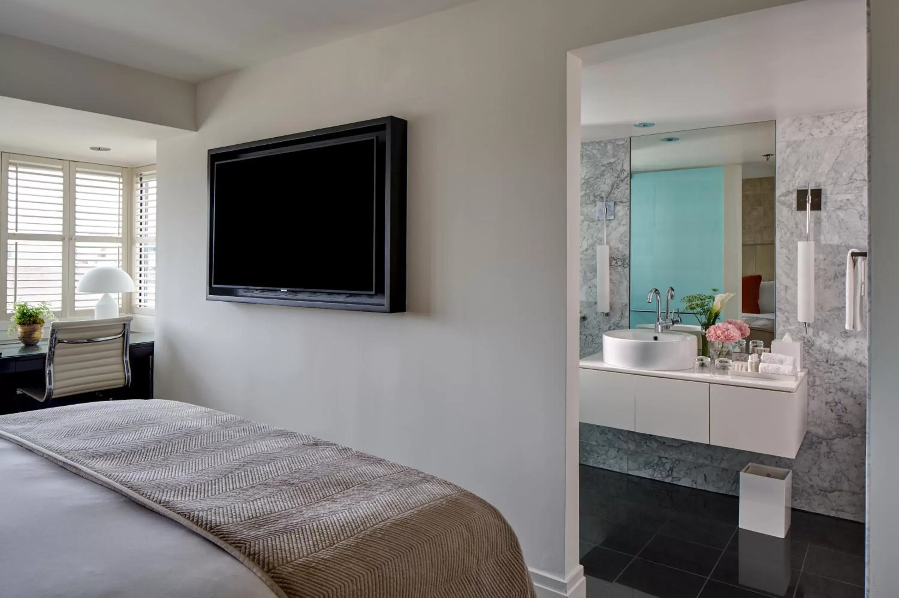 Bathroom, TV/Entertainment Center in The Dupont Circle Hotel