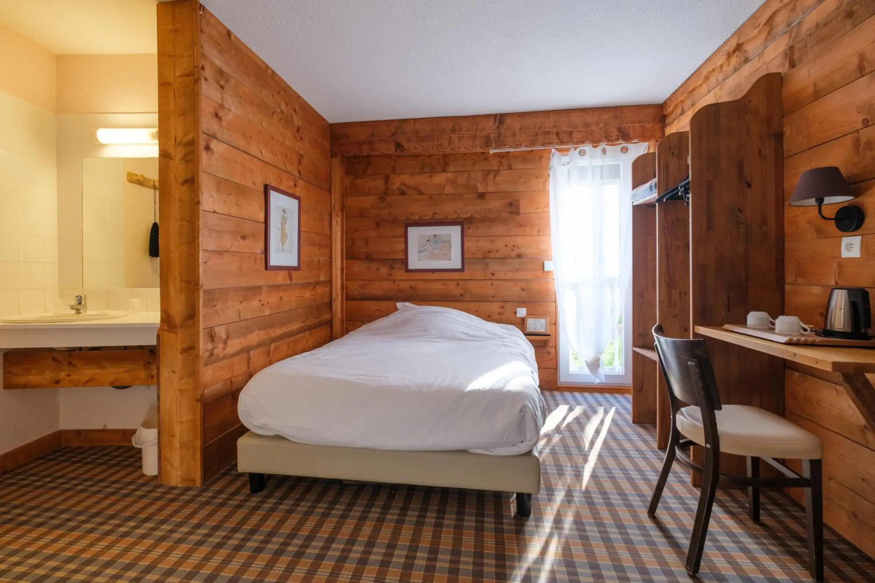 Bed in Cit'Hotel Le Montreal Bed in Cit'Hotel Le Montreal