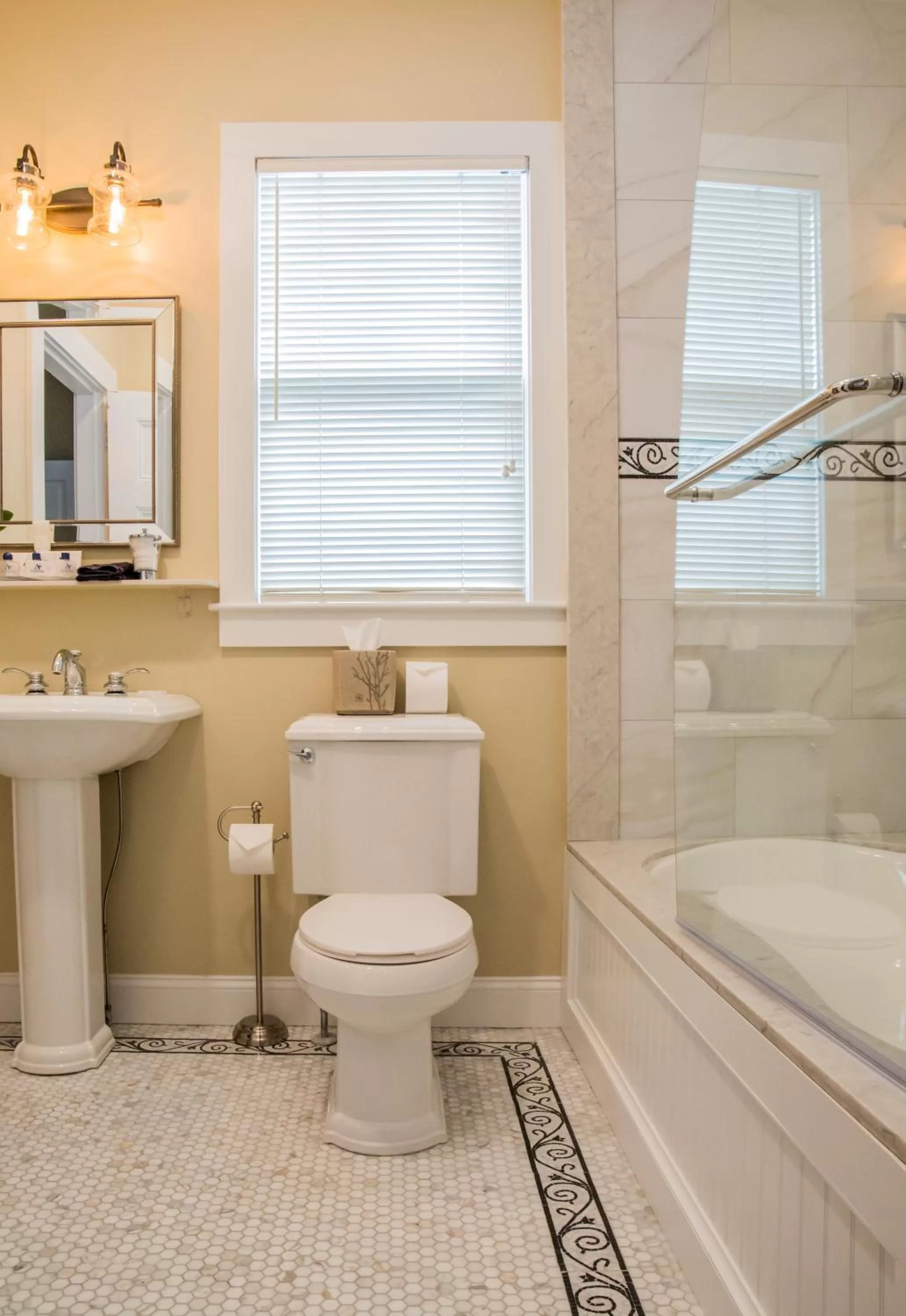 Bathroom in Almondy Inn Bed & Breakfast