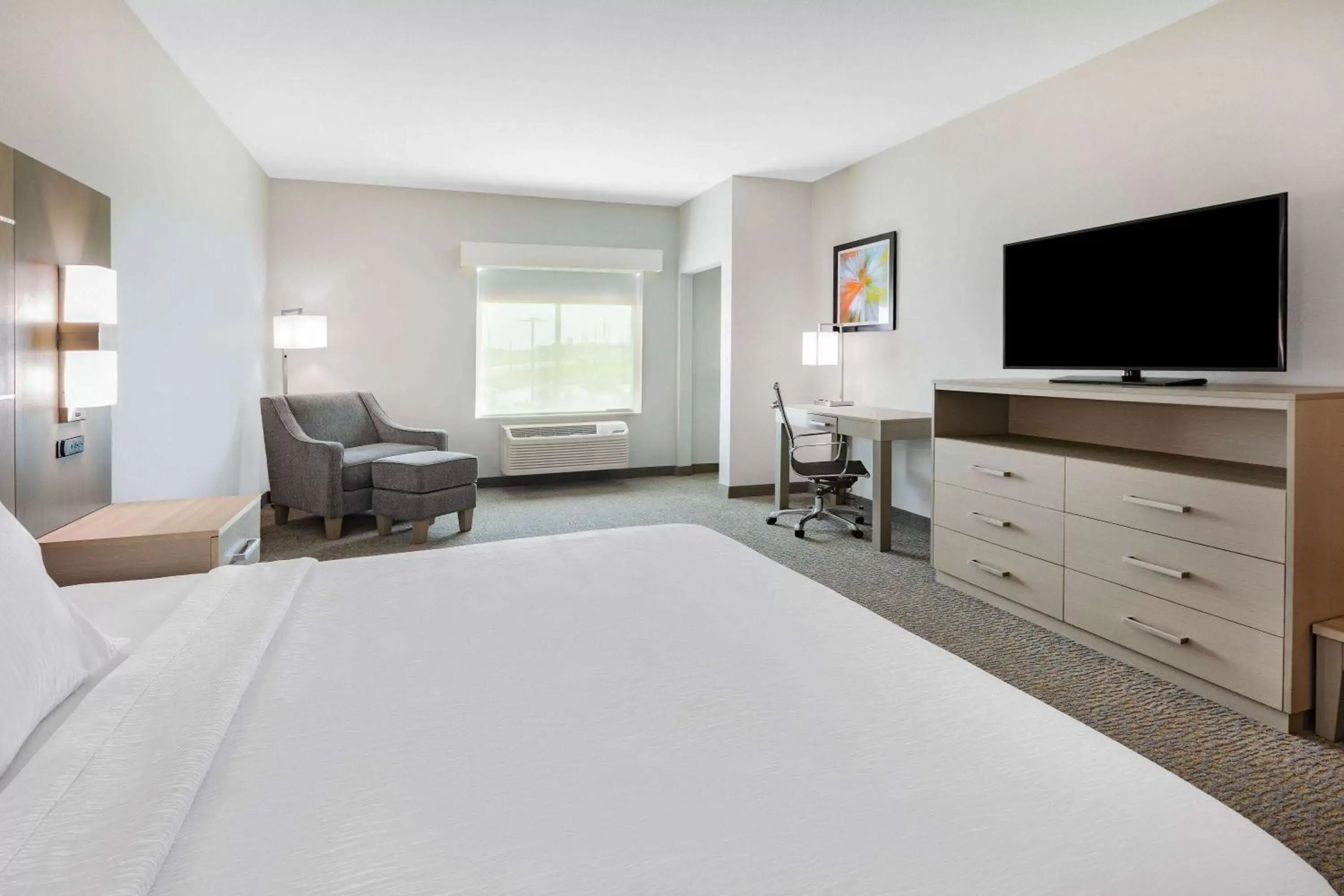 King Room with Mobility Access and Bathtub with Grab Bars, Non-Smoking in La Quinta Inn & Suites by Wyndham Jackson-Cape Girardeau King Room with Mobility Access and Bathtub with Grab Bars, Non-Smoking in La Quinta Inn & Suites by Wyndham Jackson-Cape Girardeau
