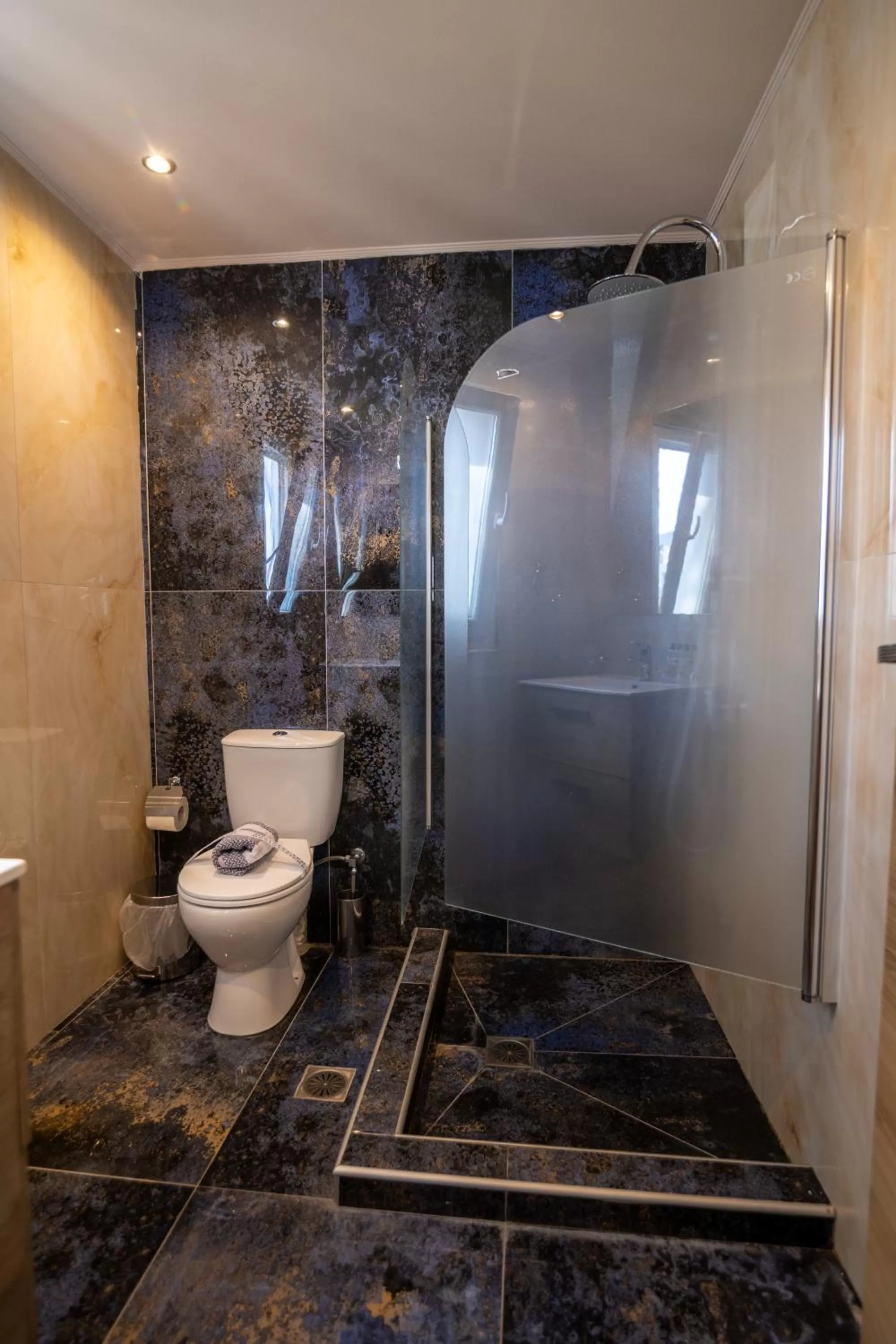 Shower in Votsalakia Hotel & Luxury Apartments