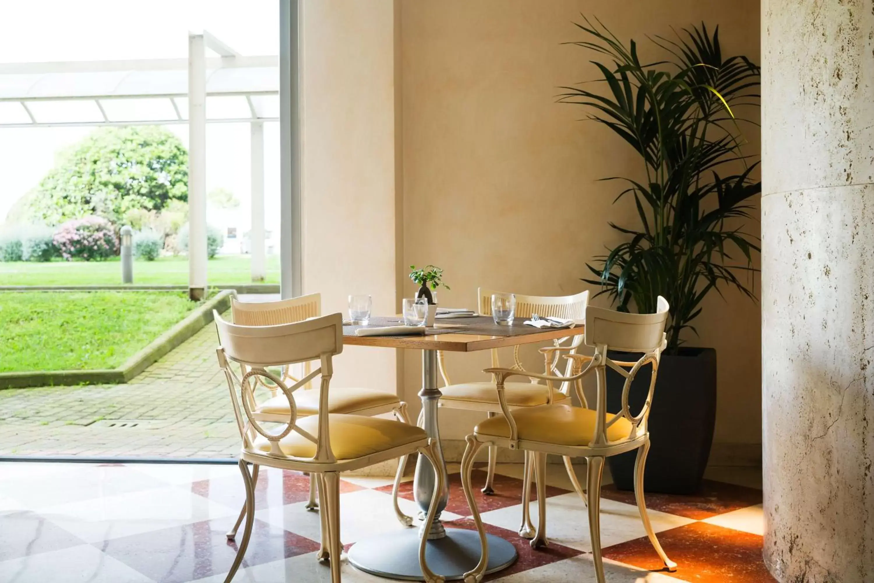 Dining area in Hilton Rome Airport