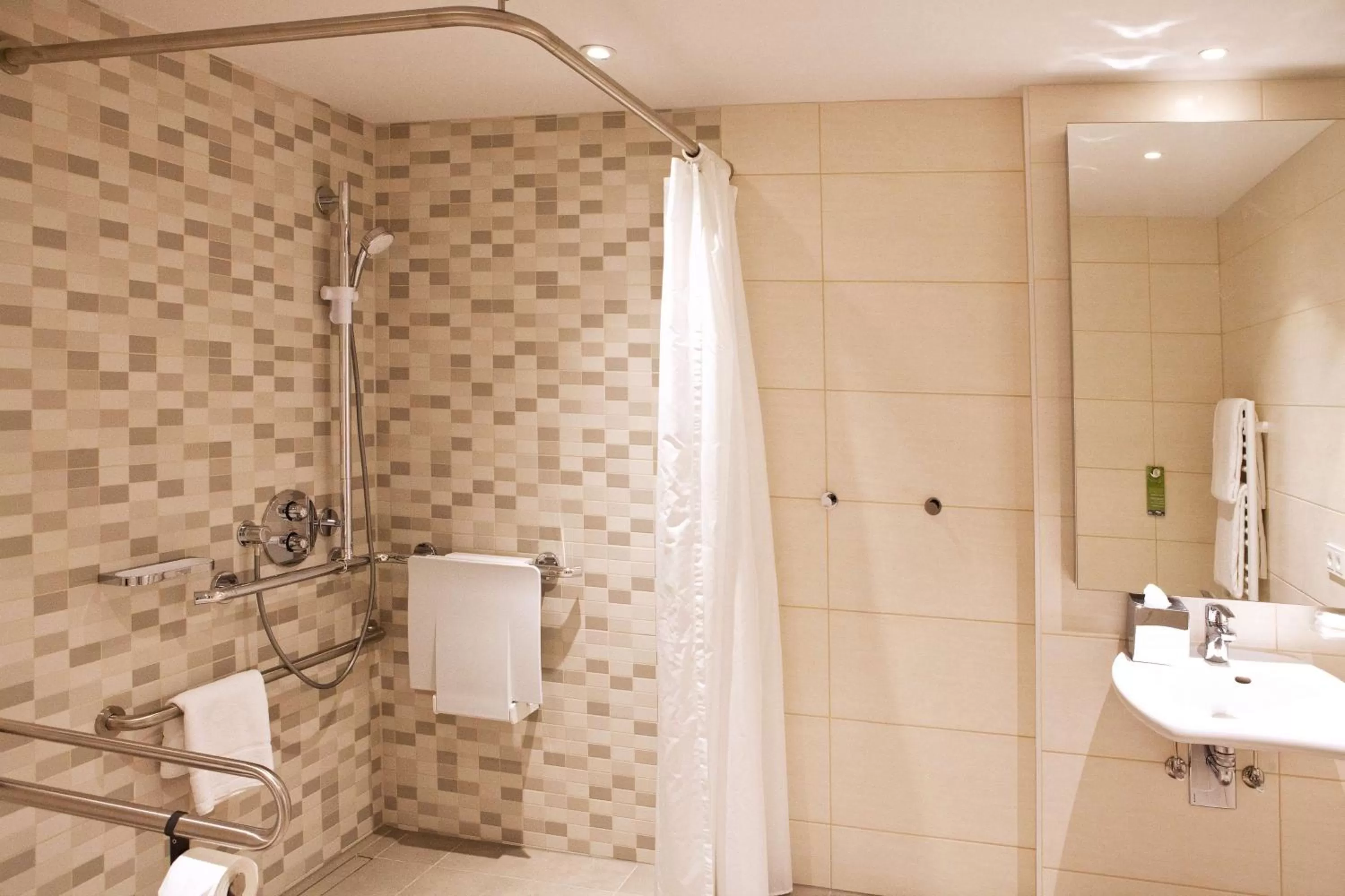 Bathroom in Hampton By Hilton Berlin City East Side Gallery