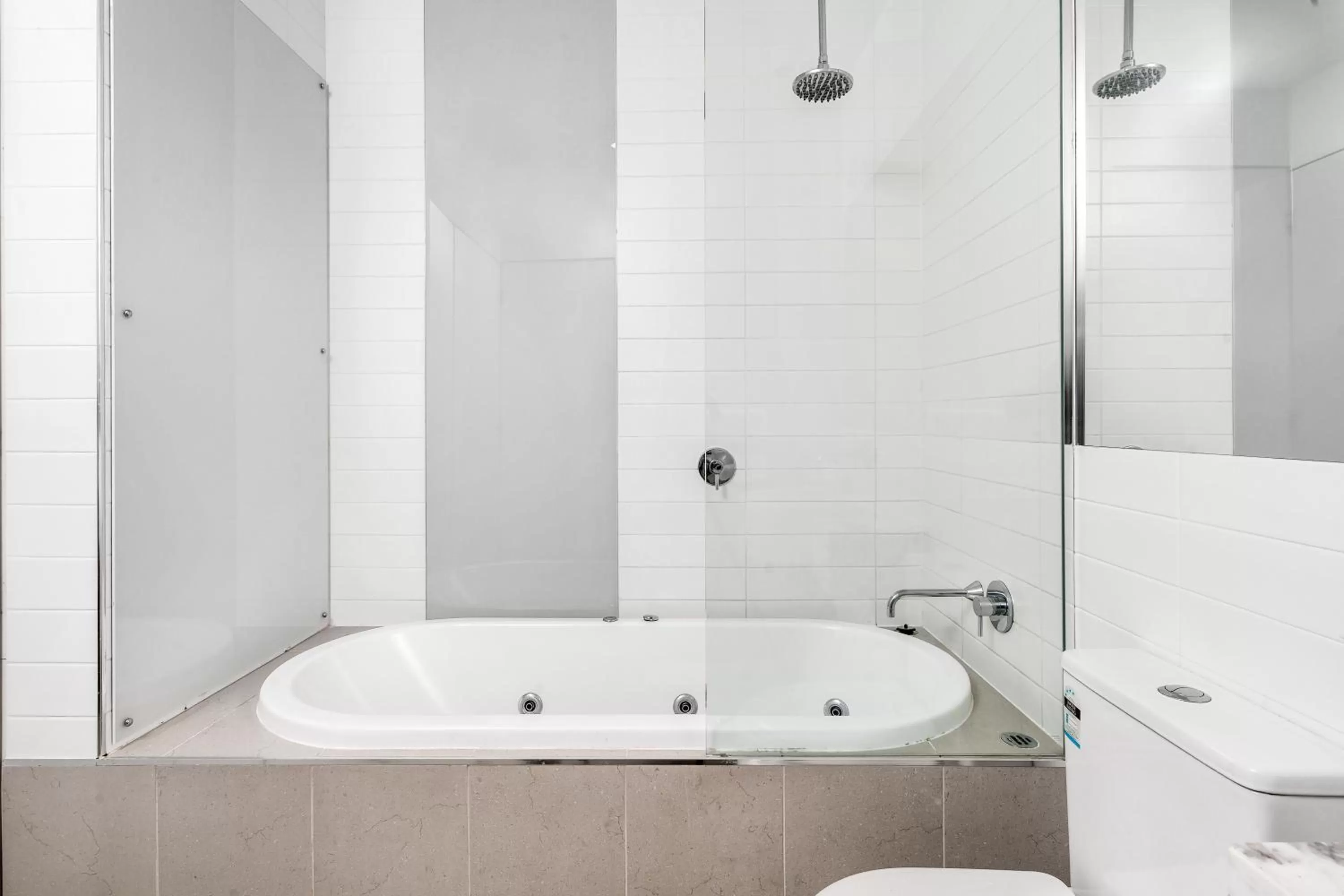 Hot Tub in Byron Butter Factory Apartments