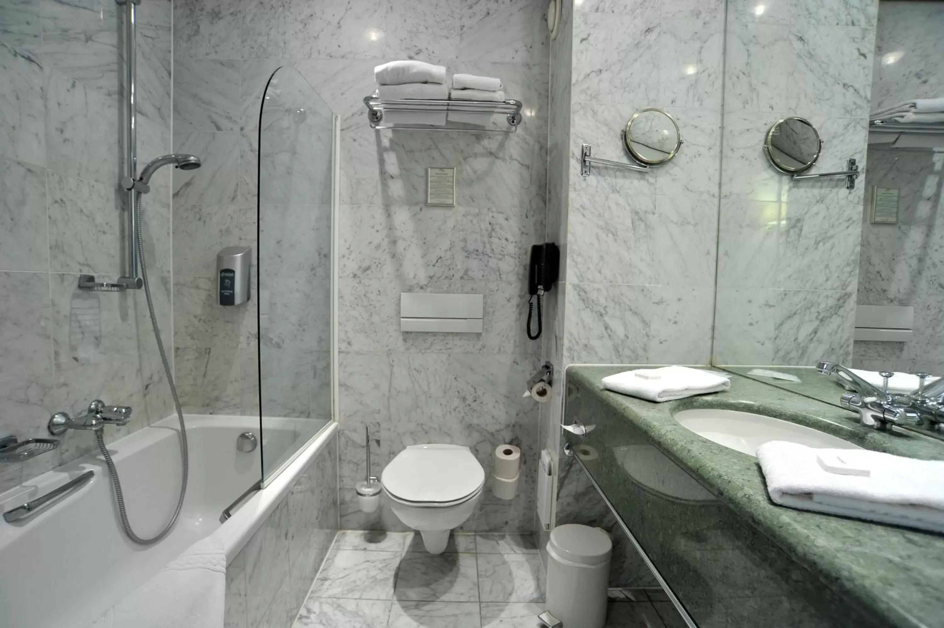 Bathroom in Golden Tulip Hotel de’ Medici