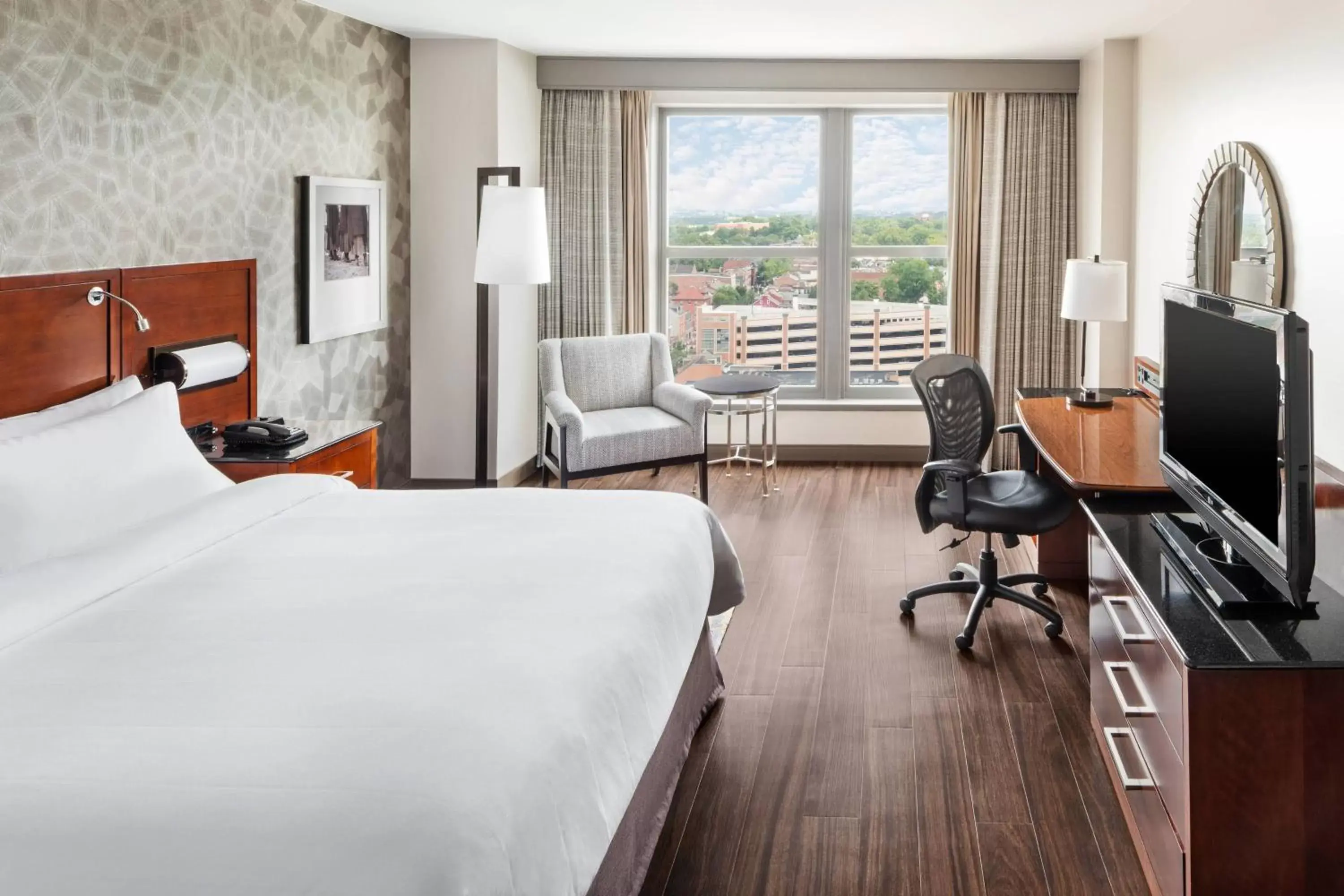 King Room with Adapted Tub - Mobility Accessible in Lancaster Marriott at Penn Square