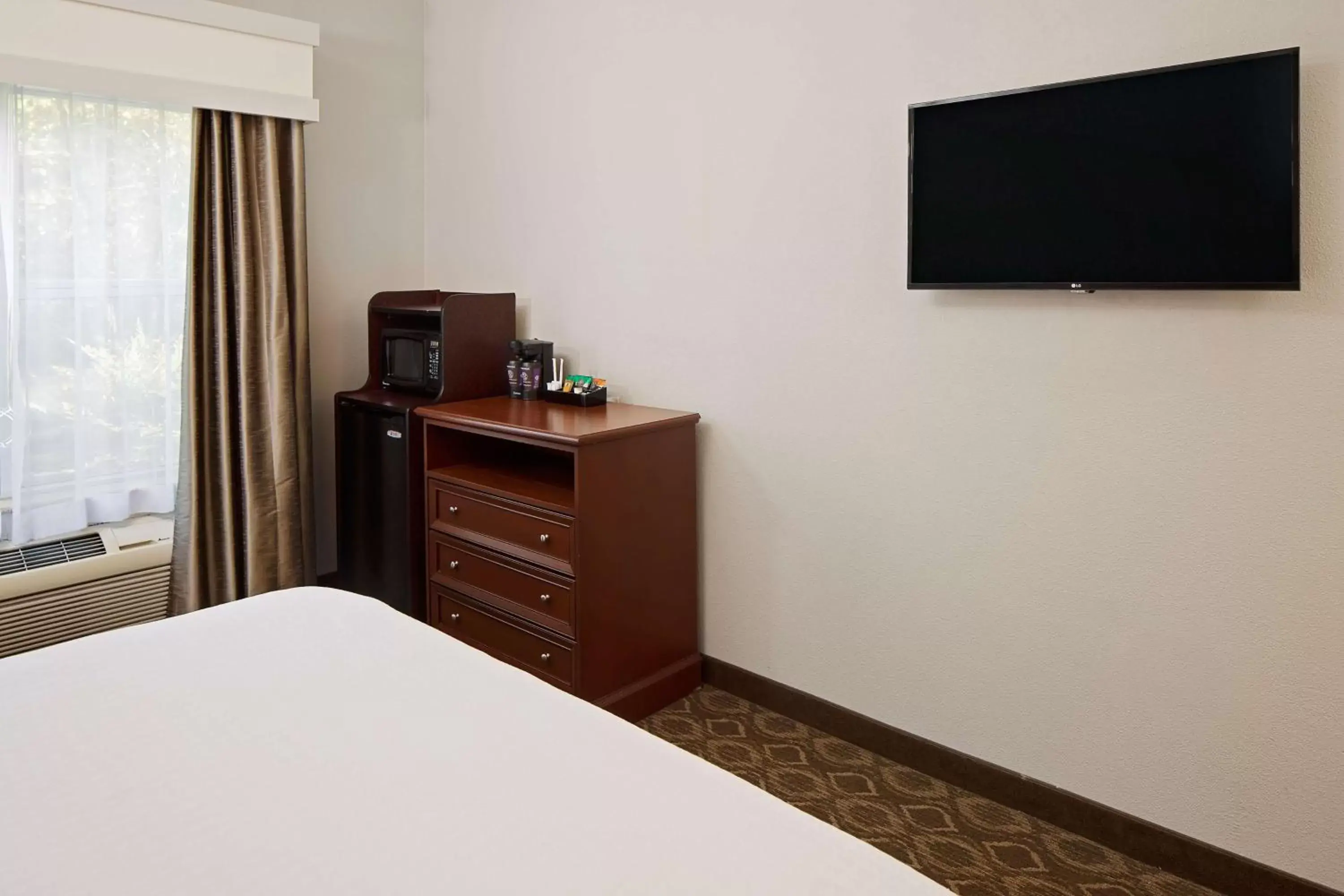 Bedroom, TV/Entertainment Center in Homewood Suites by Hilton Raleigh/Cary