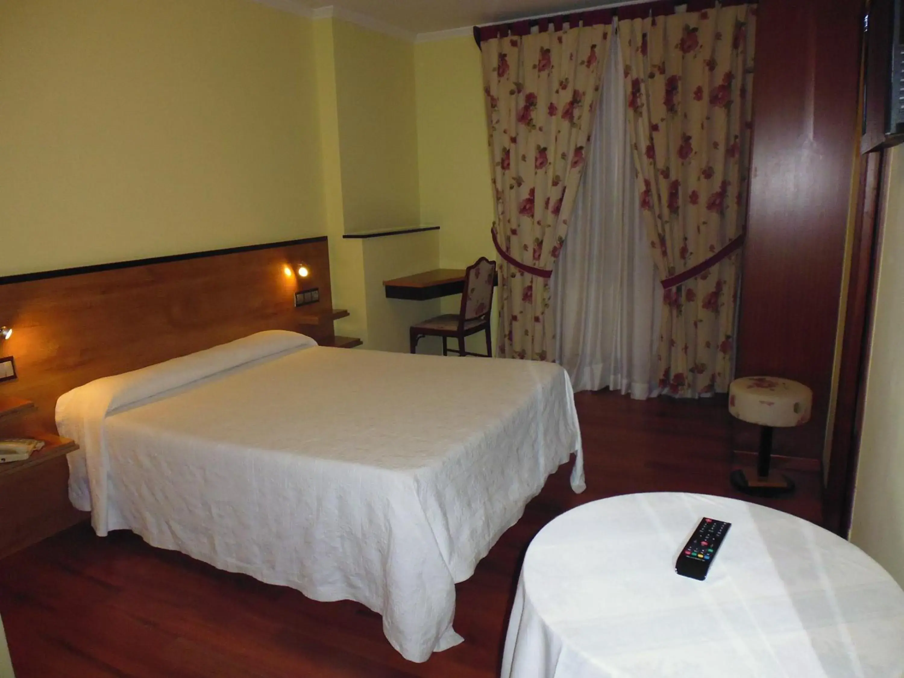 Bedroom, Bed in Cruceiro do Monte