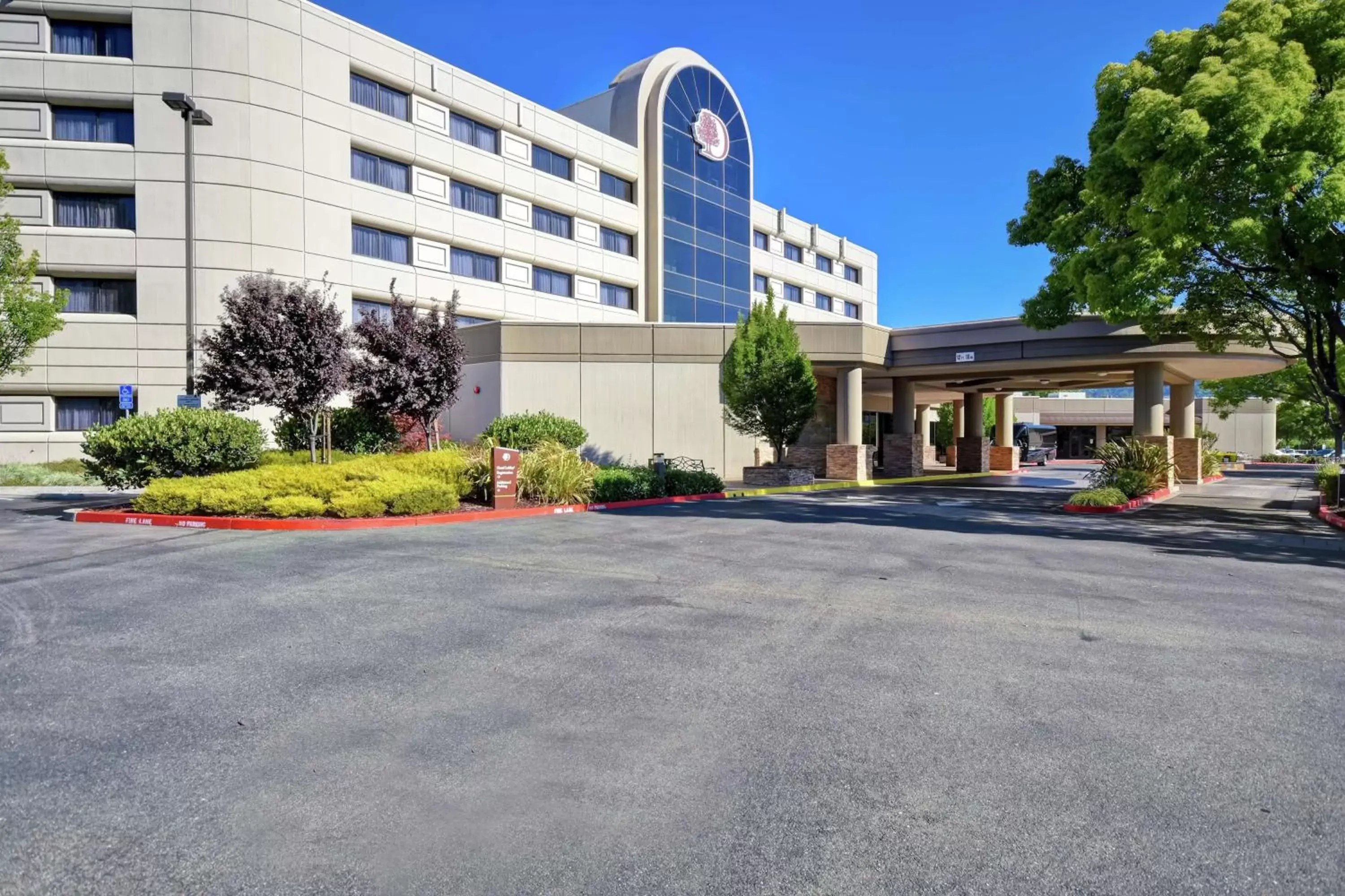 Property Building in DoubleTree by Hilton Pleasanton at The Club