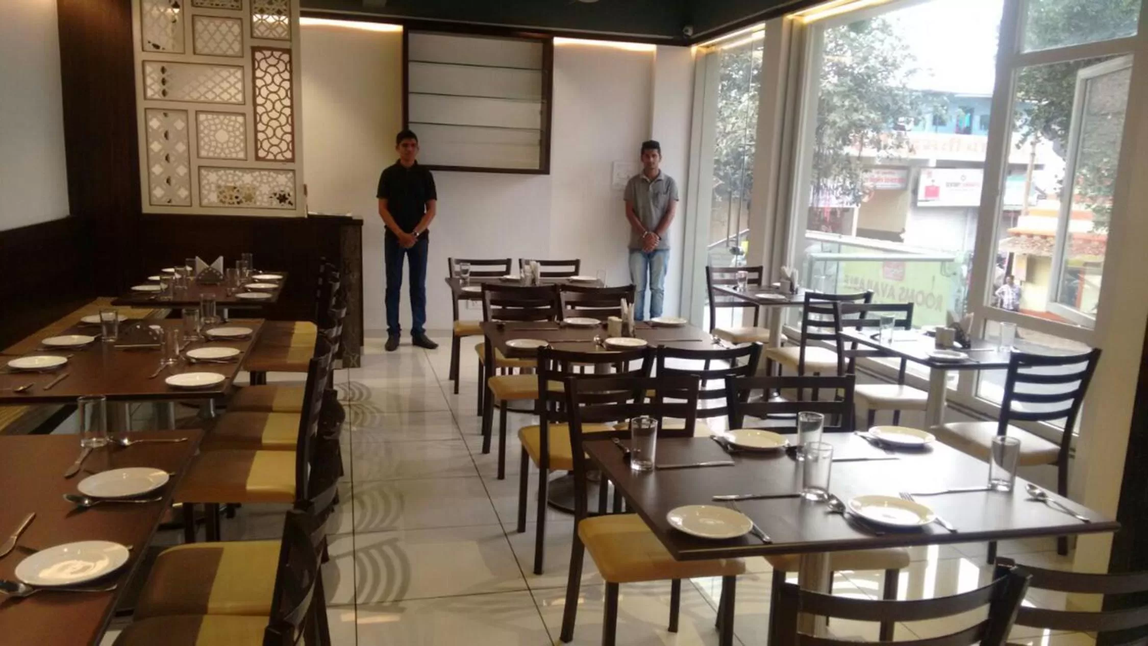Restaurant/places to eat in Hotel SRI SRI EXECUTIVE KOLHAPUR NEAR MAHALAXMI TEMPLE
