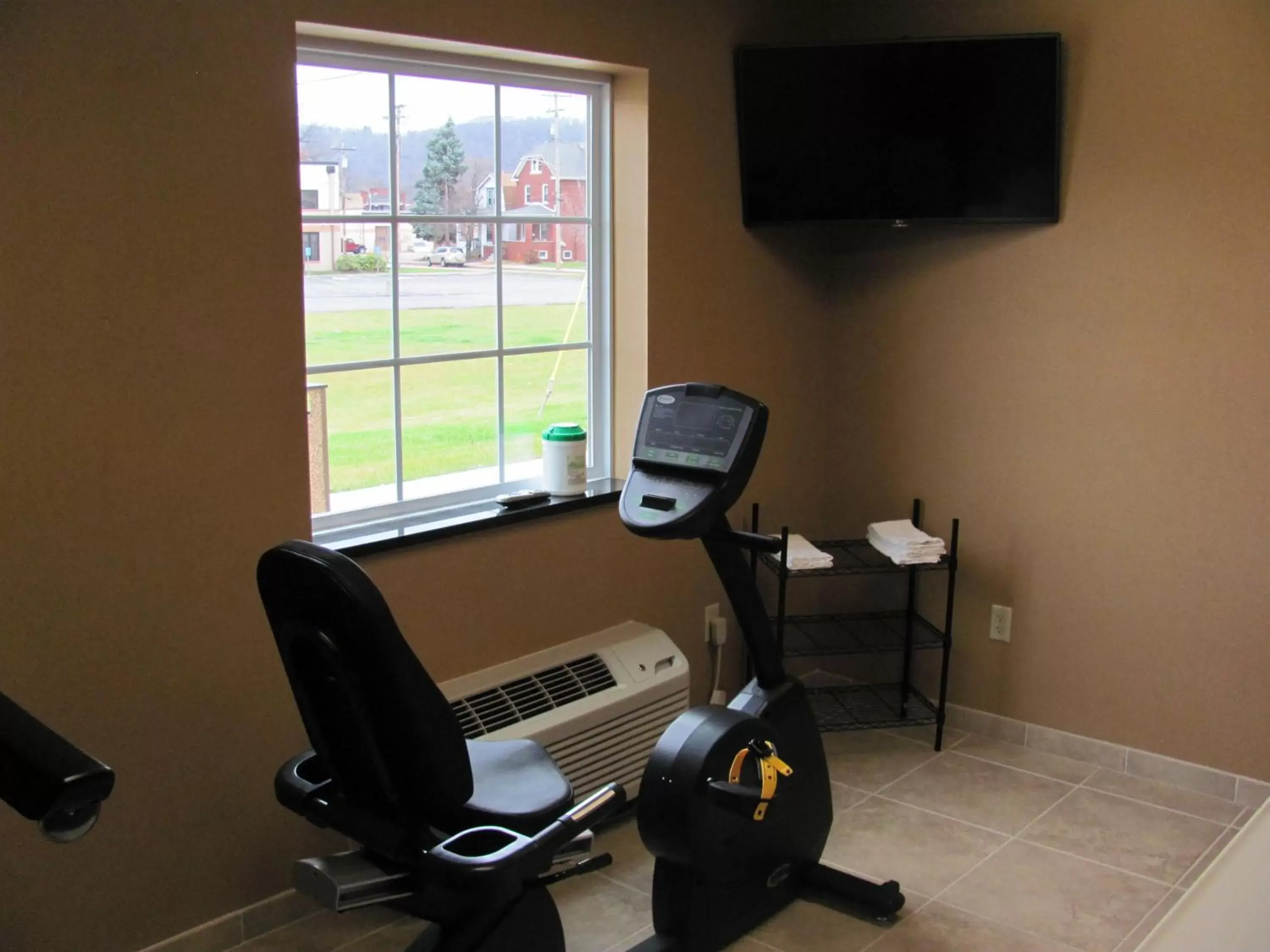 Fitness centre/facilities, TV/Entertainment Center in Cobblestone Inn & Suites - Ambridge