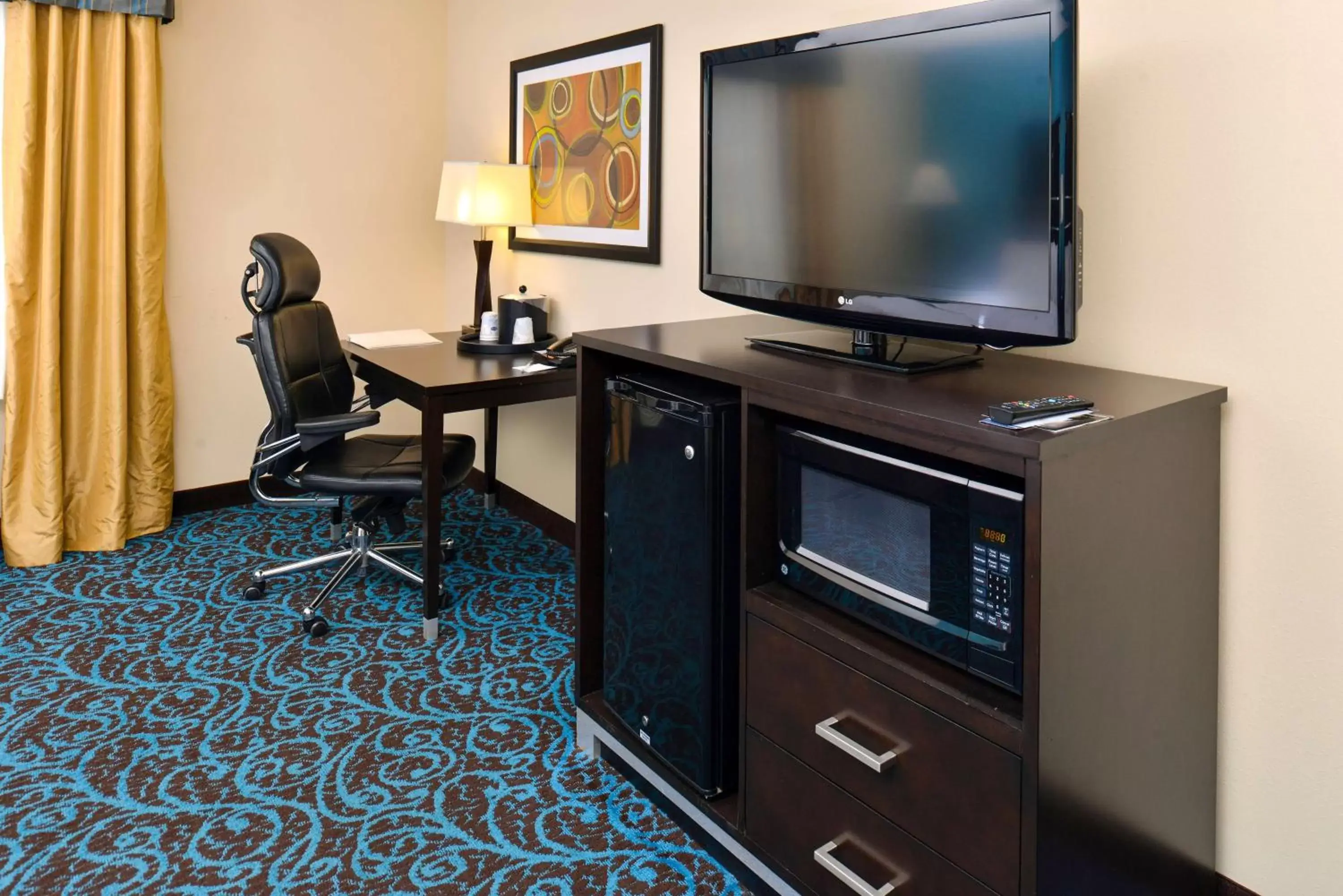 Bed, TV/Entertainment Center in Hampton Inn by Hilton Dayton South