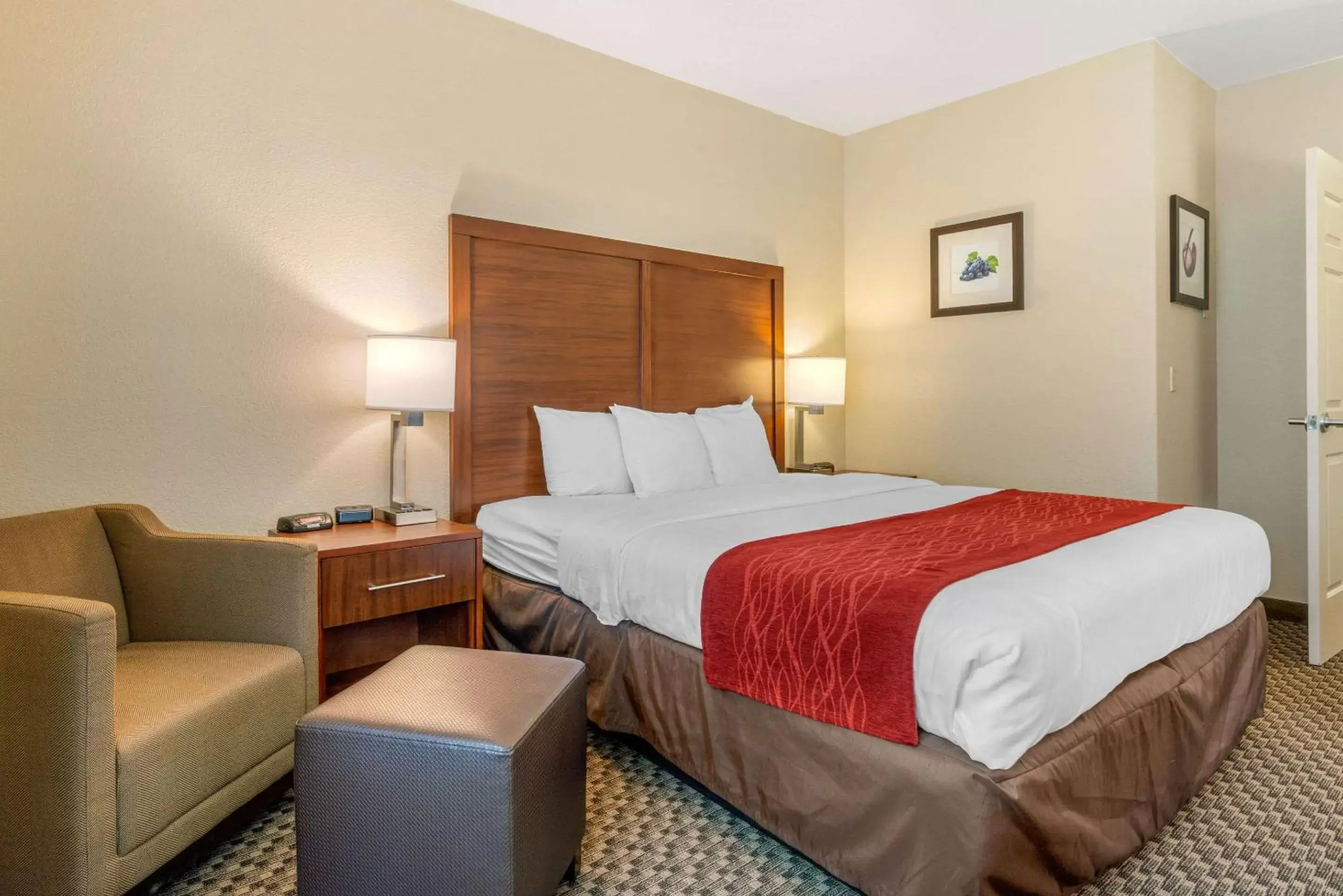 Photo of the whole room, Bed in Comfort Inn & Suites Galt – Lodi North