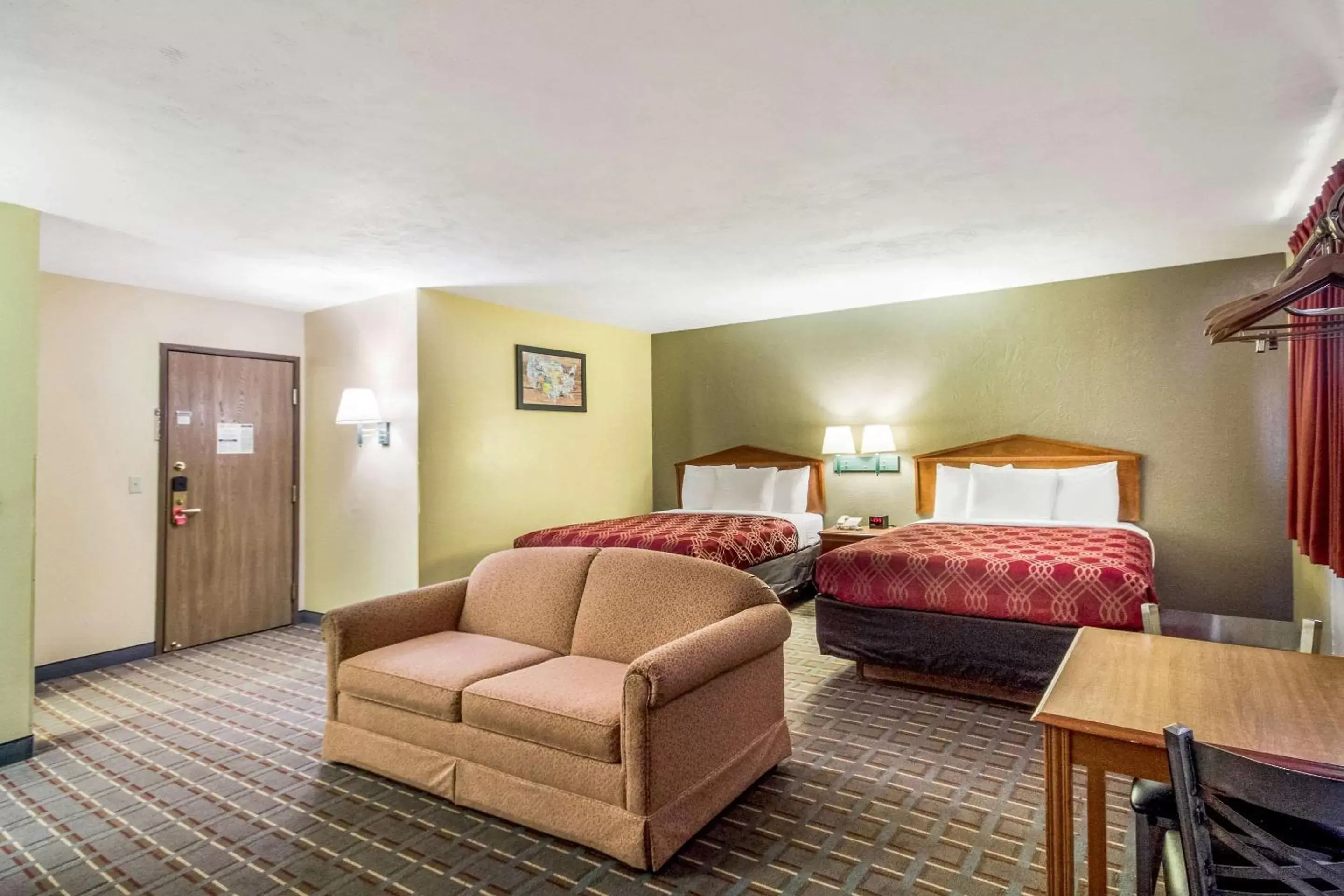 Photo of the whole room, Bed in Econo Lodge Lansing - Leavenworth
