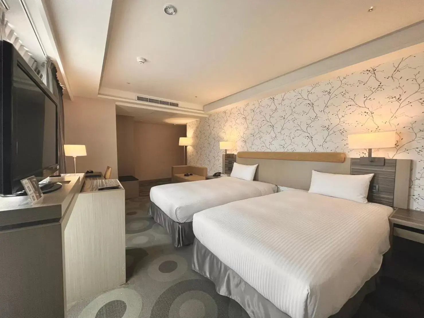 Photo of the whole room, Bed in Fullon Hotel Kaohsiung