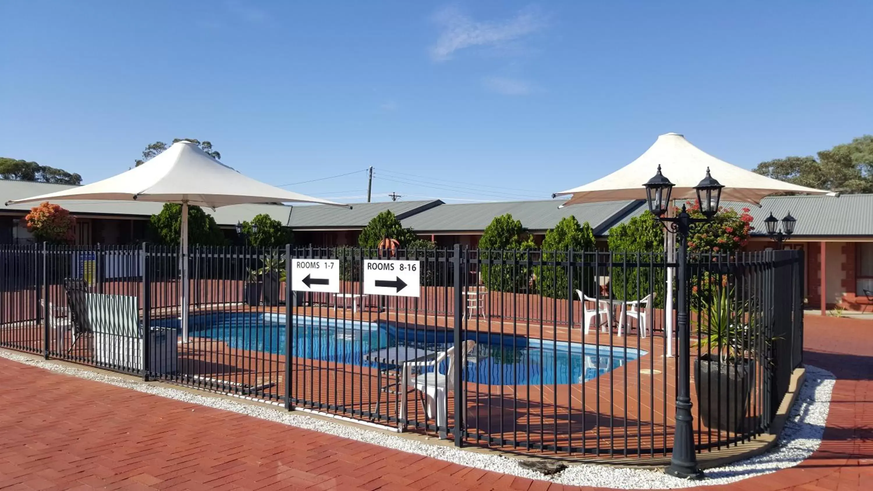 Property building, Swimming Pool in Gateway Motor Inn - Self Check-In