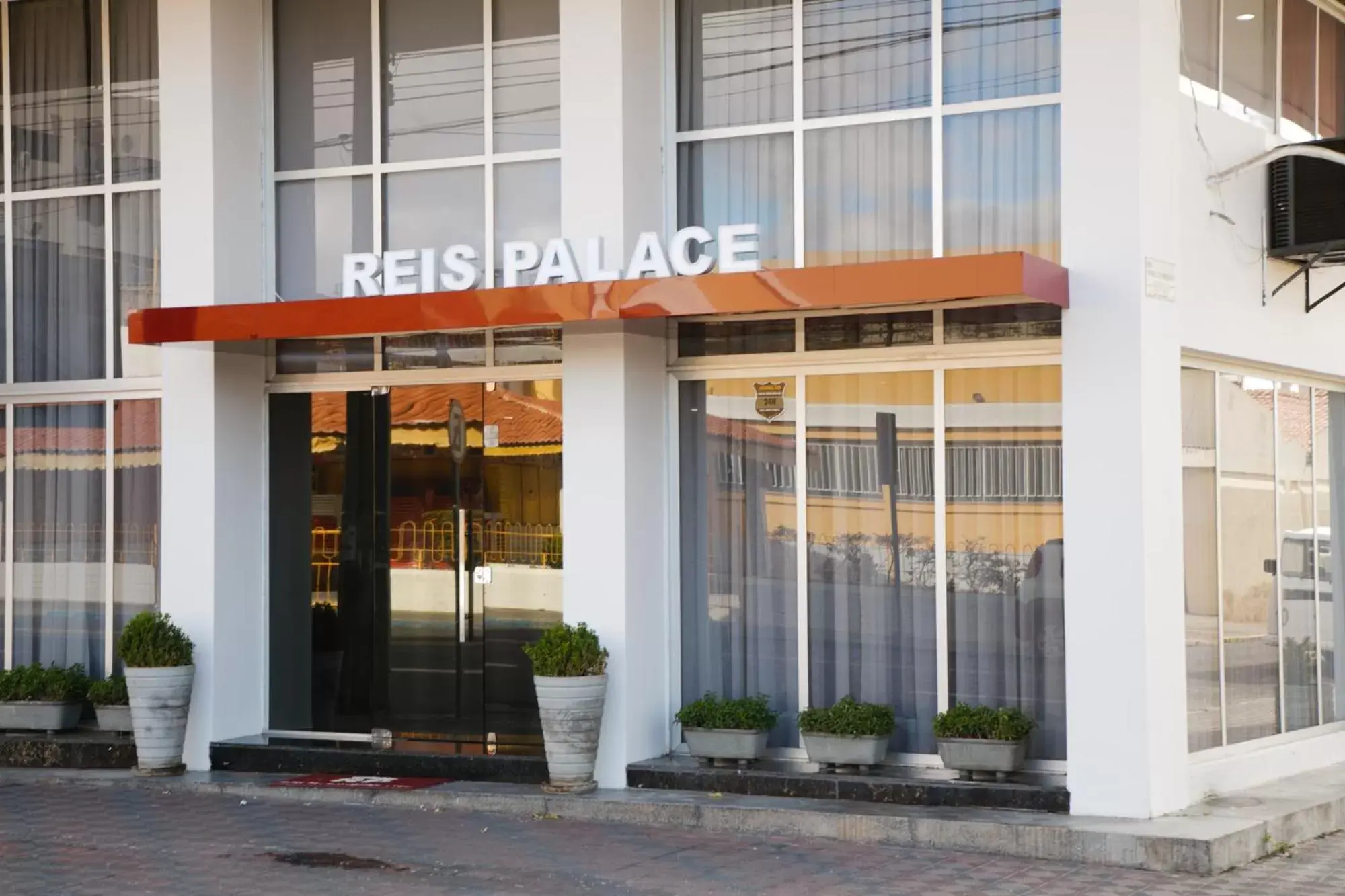 Facade/entrance in Reis Palace Hotel