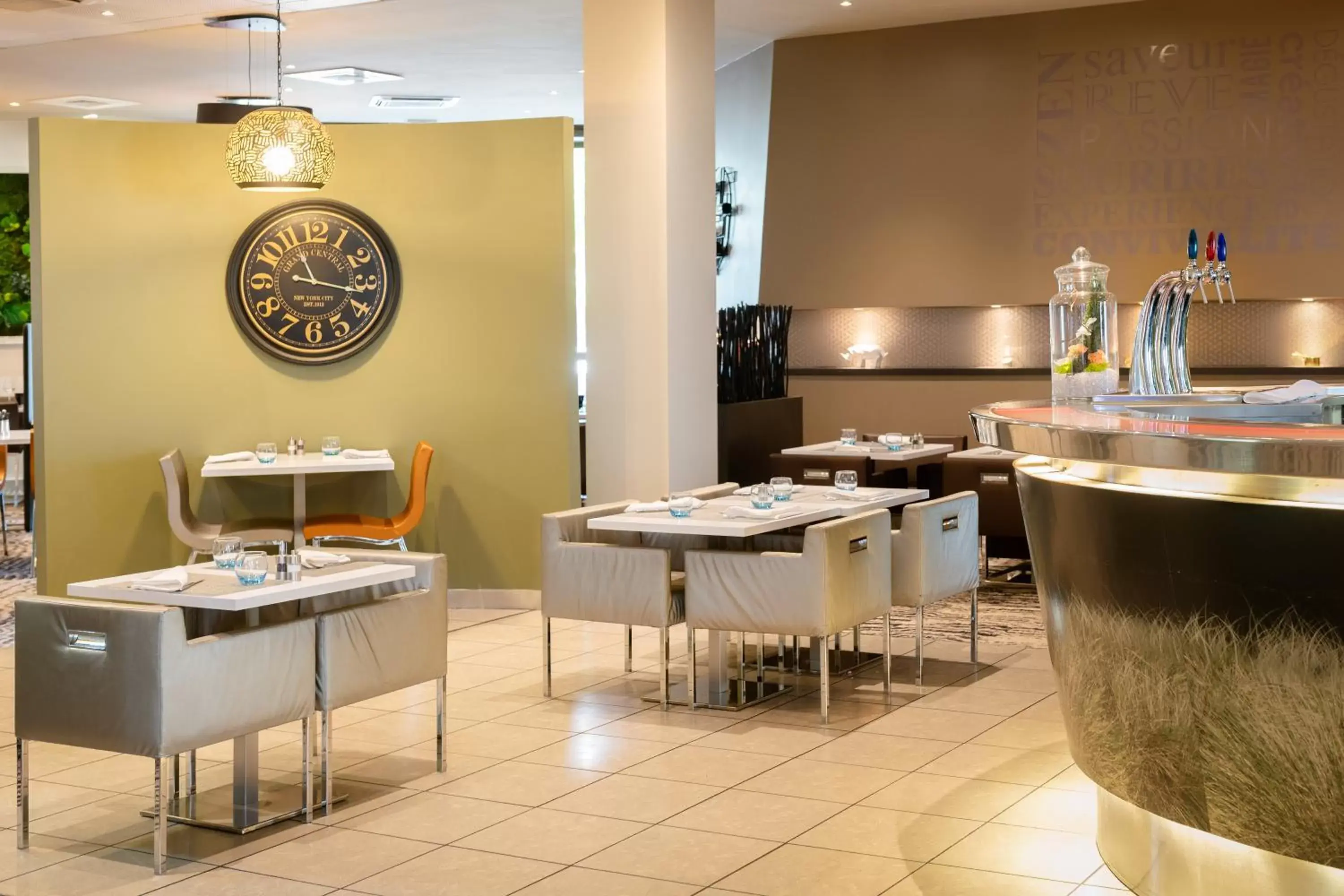 Lounge or bar, Restaurant/Places to Eat in Novotel Lyon Gerland Musée des Confluences