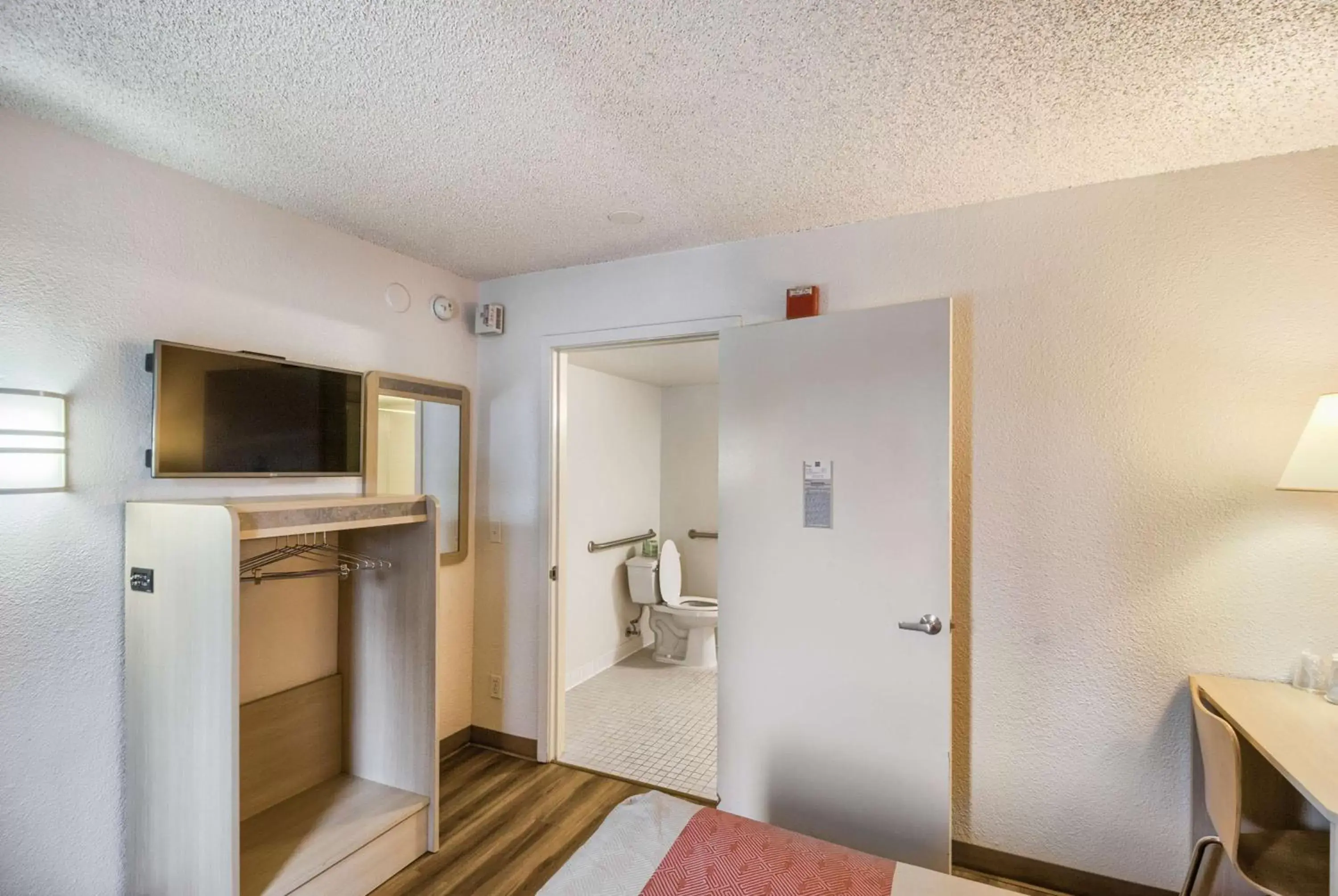 Toilet, TV/Entertainment Center in Motel 6-Everett, WA - South