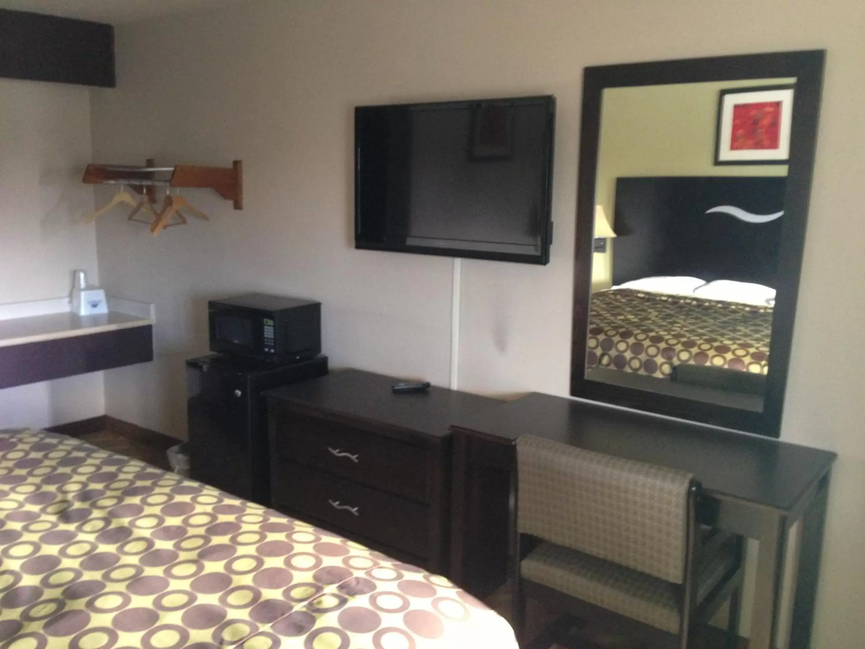 Bedroom, TV/Entertainment Center in Americas Best Value Inn Kansas City East - Independence