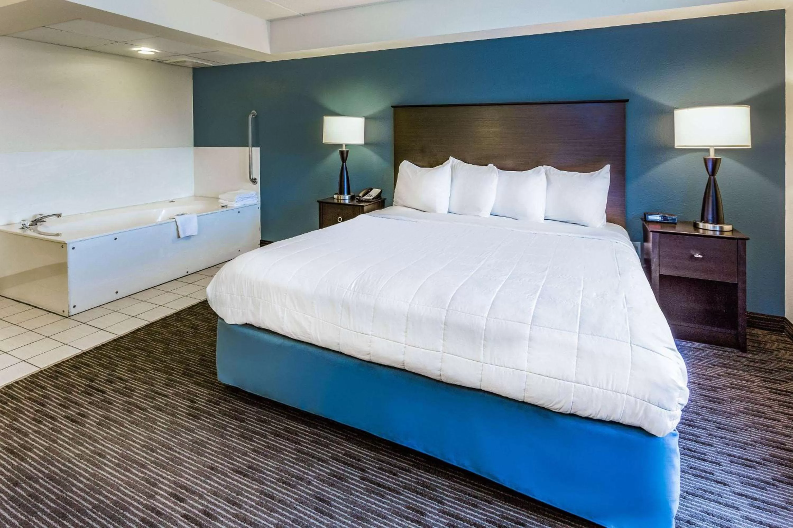 Photo of the whole room, Bed in AmericInn by Wyndham Hotel and Suites Long Lake