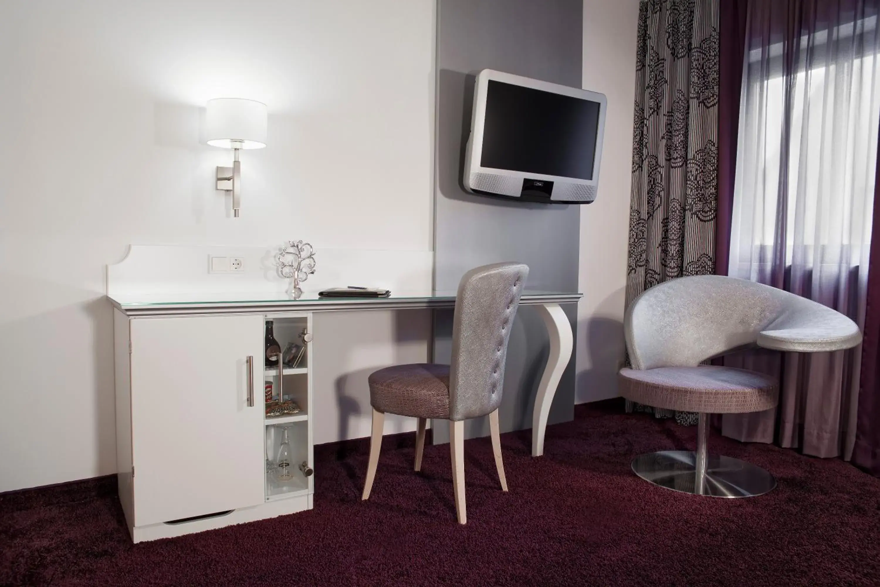 TV and multimedia, TV/Entertainment Center in Ringhotel Reubel